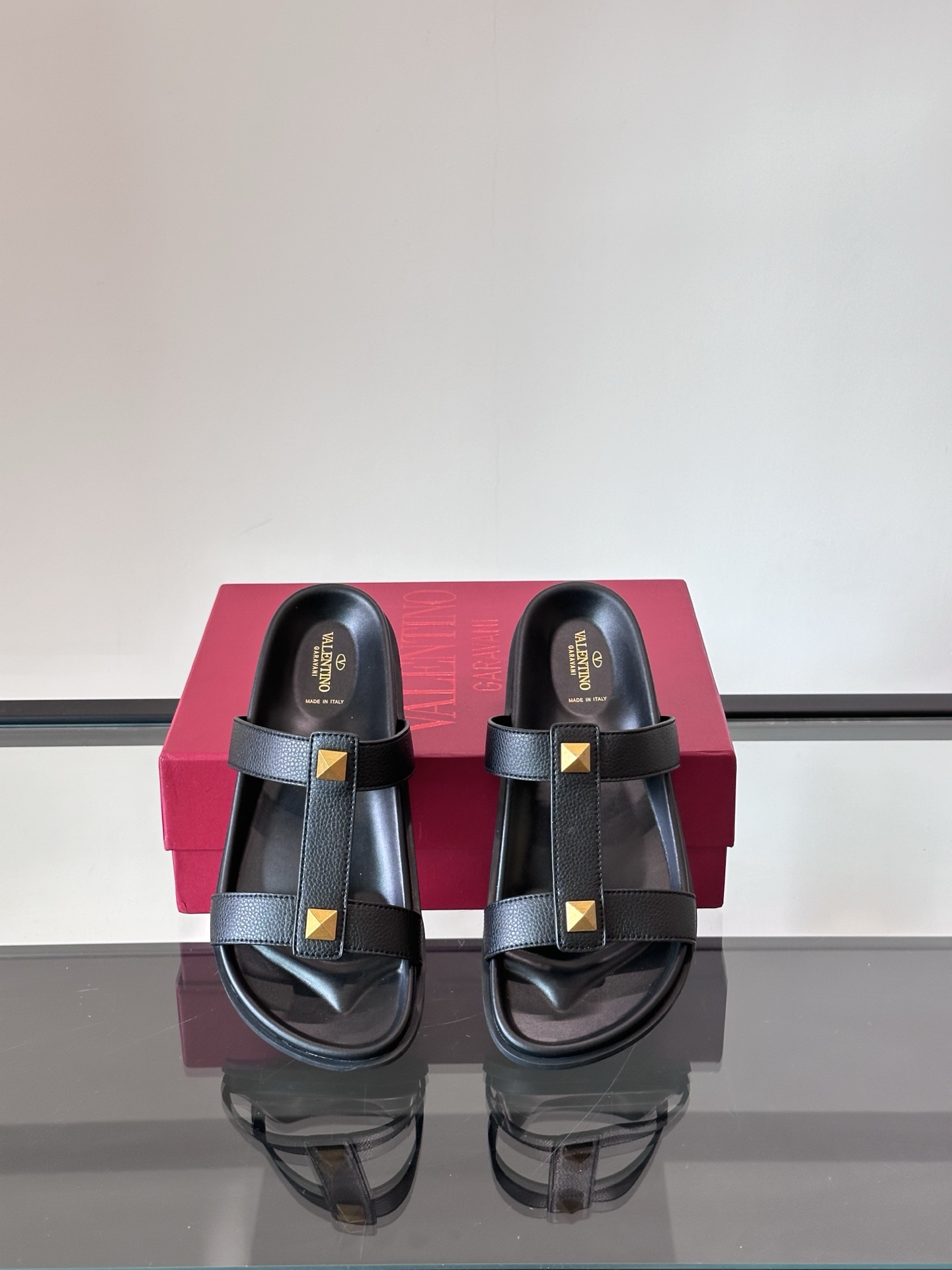Valentino Men's Flat Sandals with Metal Logo – Comfortable & Stylish 7 i1743043498245 8588 0 5