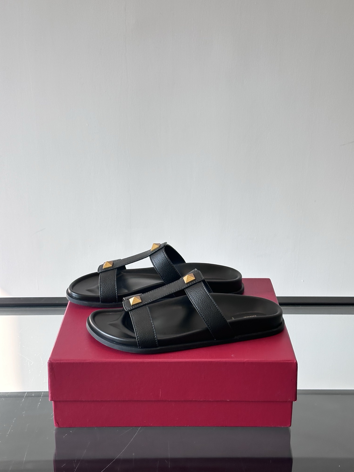 Valentino Men's Flat Sandals with Metal Logo – Comfortable & Stylish 4 i1743043498301 4915 0 2