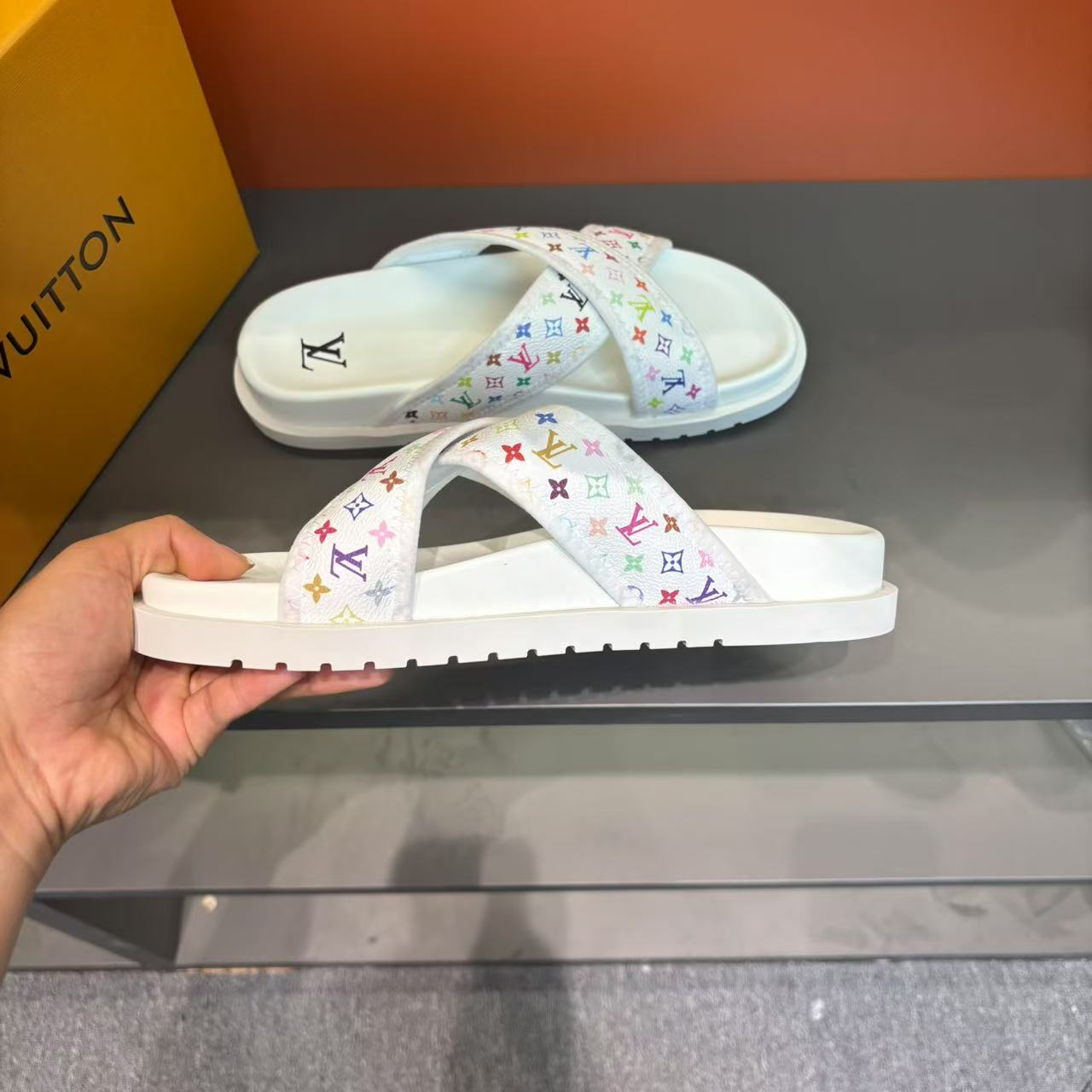 Louis Vuitton Men's Summer Slides: Classic Style, Comfortable Fit 8 i1745719685902 2616 0 6