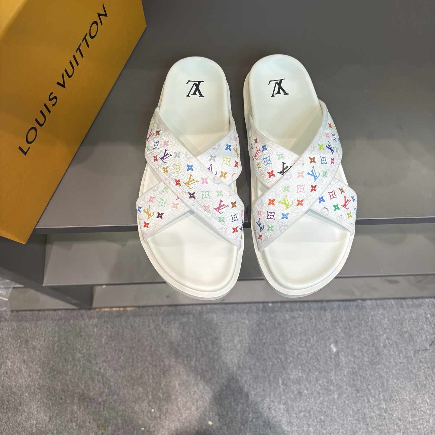 Louis Vuitton Men's Summer Slides: Classic Style, Comfortable Fit 2 i1745719686589 4578 0 0