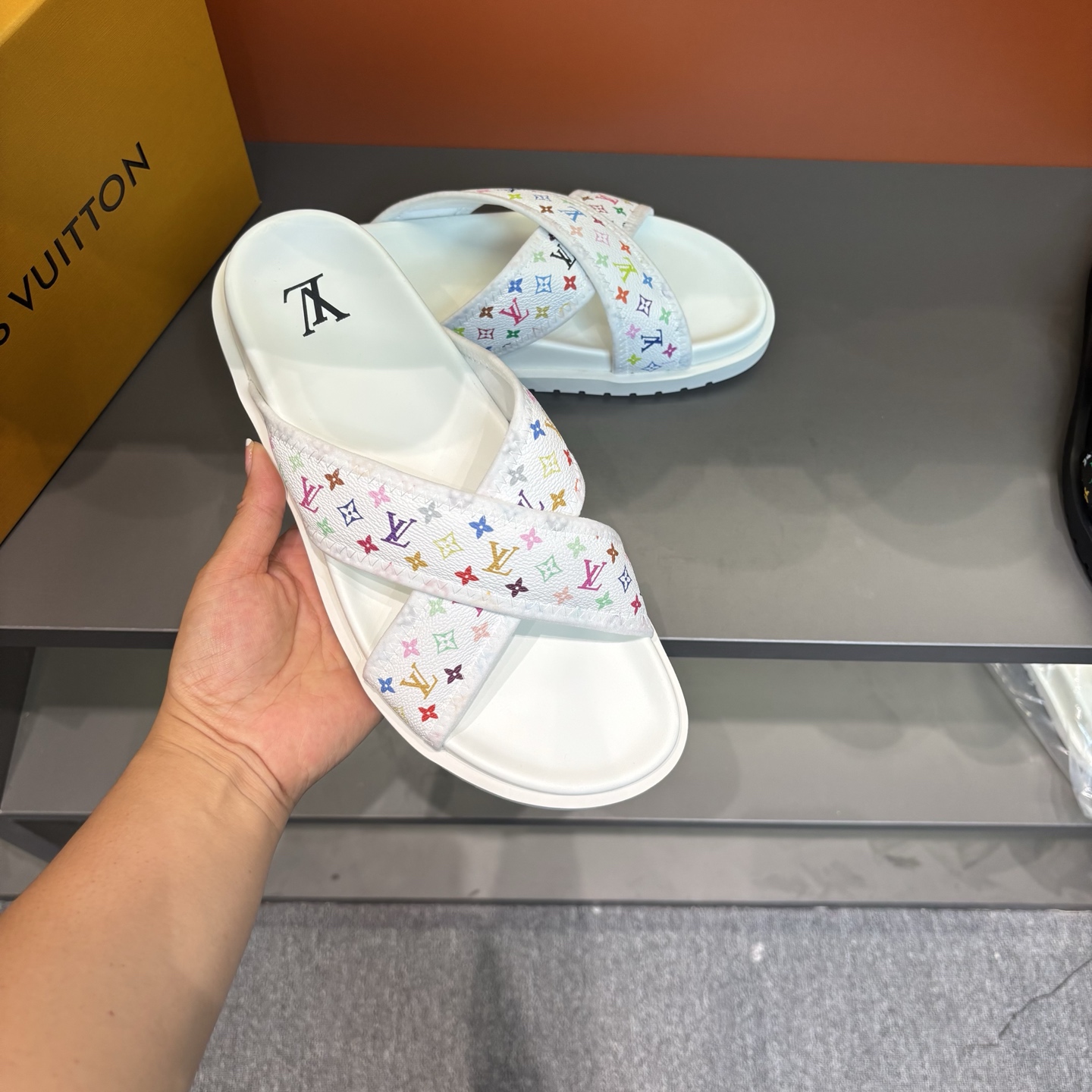 Louis Vuitton Men's Summer Slides: Classic Style, Comfortable Fit 7 i1745719686998 1200 0 5