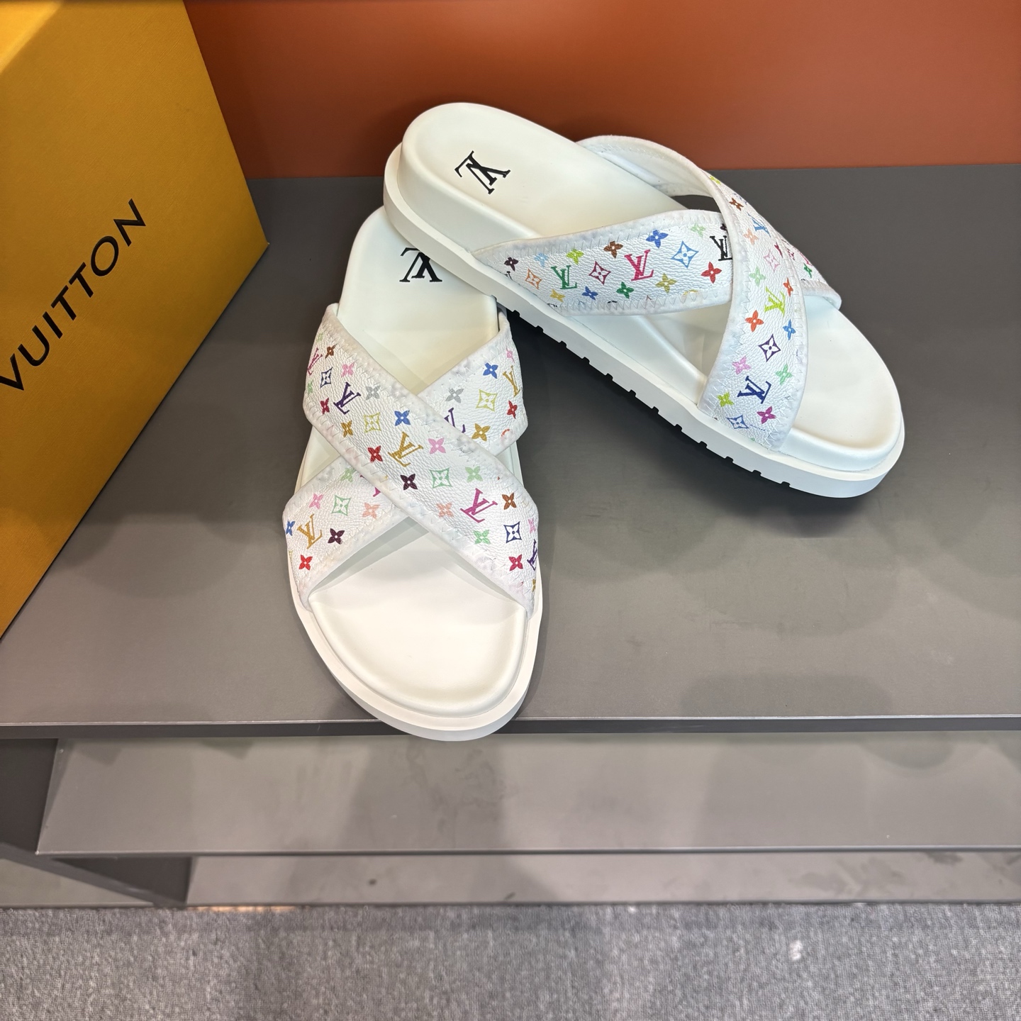 Louis Vuitton Men's Summer Slides: Classic Style, Comfortable Fit 5 i1745719686999 9275 0 3