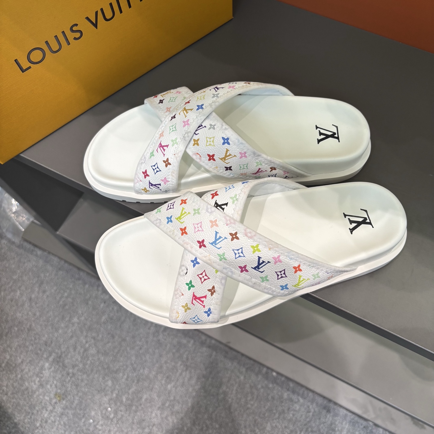 Louis Vuitton Men's Summer Slides: Classic Style, Comfortable Fit 3 i1745719688478 2171 0 1