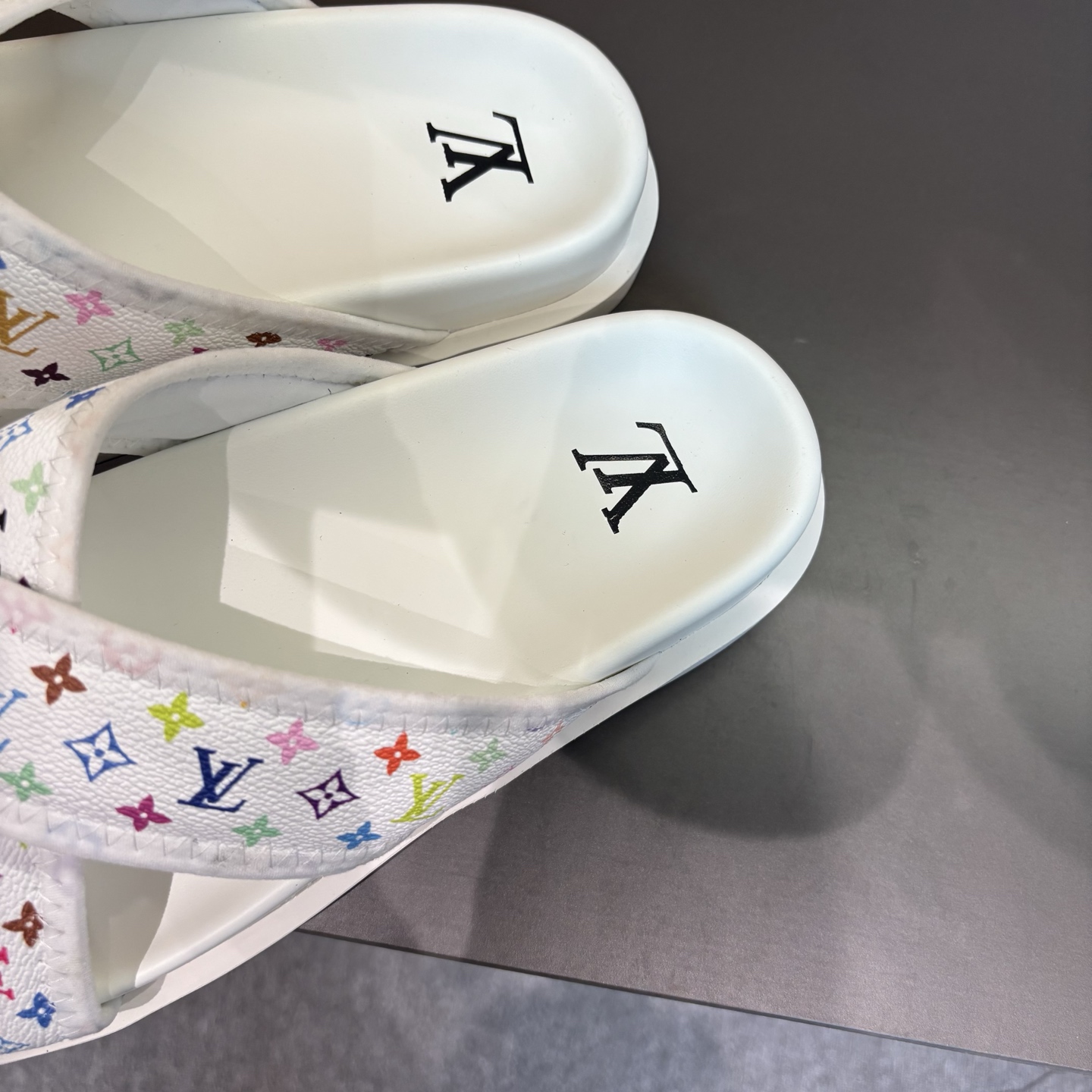 Louis Vuitton Men's Summer Slides: Classic Style, Comfortable Fit 9 i1745719688700 8400 0 7