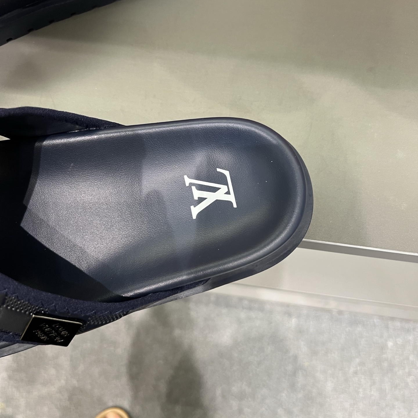 Louis Vuitton Men's Summer Crossover Sandals, Classic Design, Lightweight 10 i1747027343485 1379 0 8