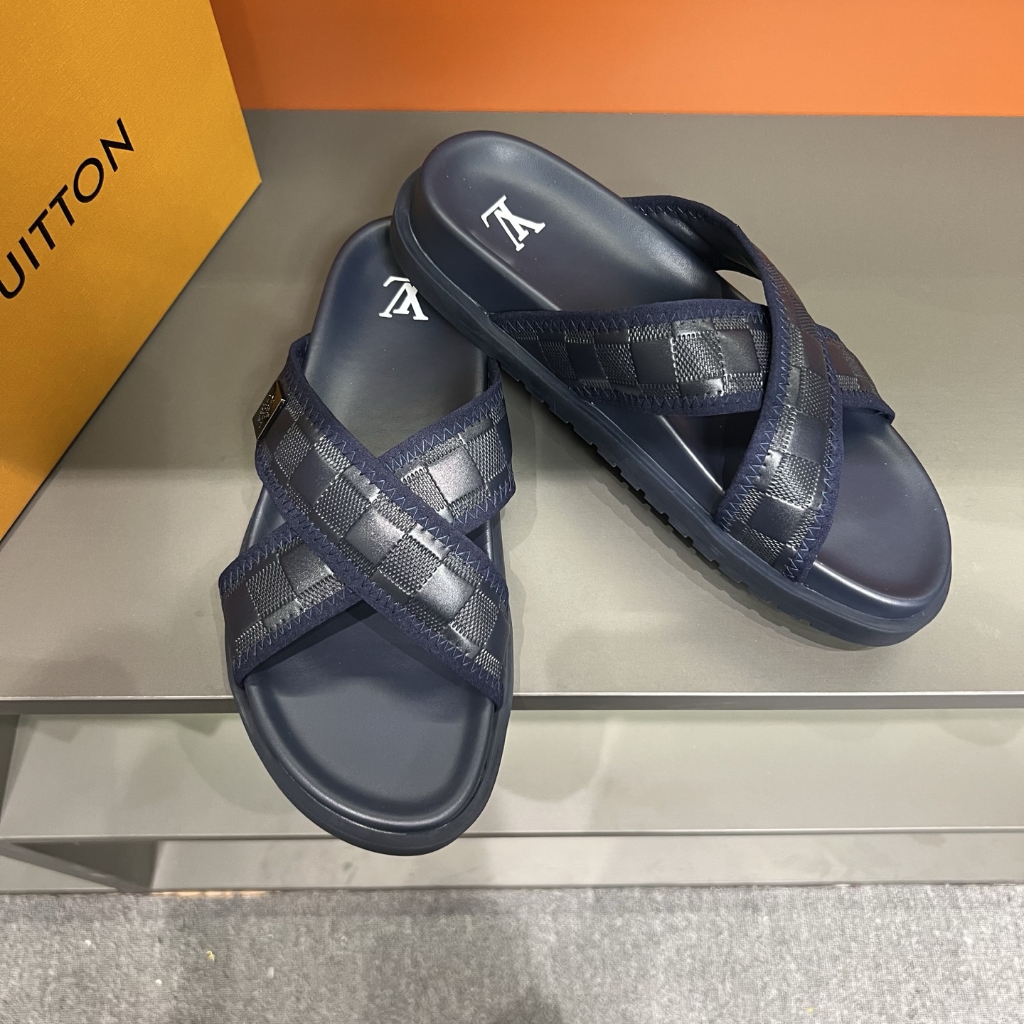 Louis Vuitton Men's Summer Crossover Sandals, Classic Design, Lightweight 5 i1747027345777 7347 0 3