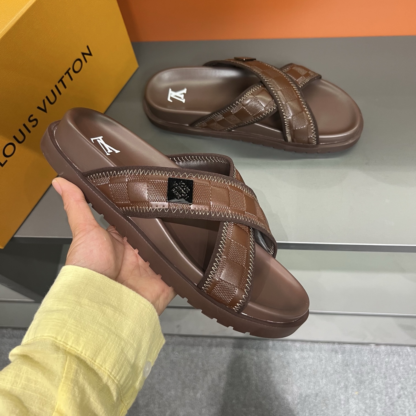 Louis Vuitton Men's Brown Checkered Sandals Comfortable Summer Slides 6 i1747027410279 2097 0 4