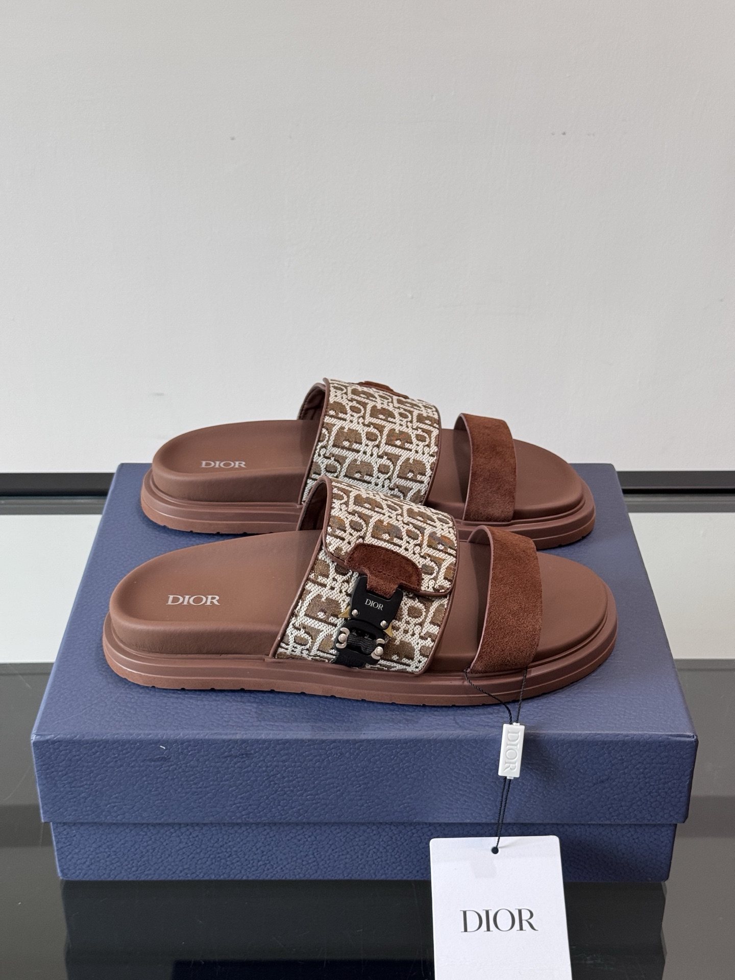 NO:344975,Dior men's sandals and slippers. Shows Dior high-definition design. Dior grey suede strap is embellished with aluminum Dior buckle to enhance the style. It is matched with comfortable tones tones and notched soles, which can be easily matched with shorts or jeans to create a delicate look. Main suede cowhide, tech fabric lining cowhide, and adjustable trim with aluminum Dior buckle Dior grey EVA insole Tone tones and notched rubber outsole splicing structure, size38-44 (customized 45.46), dior, dior, sandals, slippers, shorts, jeans, cowhide19860909Dior 男士凉鞋拖鞋.展现 Dior 高订风格设计.迪奥灰绒面革饰带点缀以铝质 Dior 搭扣提升格调.搭配舒适的同色调凹口鞋底,可与短裤或牛仔裤轻松搭配,打造精致造型.主体绒面牛皮革,科技面料里料牛皮革,搭配可调节饰带搭配铝质 Dior 搭扣迪奥灰 EVA 内底 同色调凹口橡胶外底拼接结构 ,size38-44（45.46定制）,,dior,dior,sandals,slippers,shorts,jeans,cowhide,Men's shoes