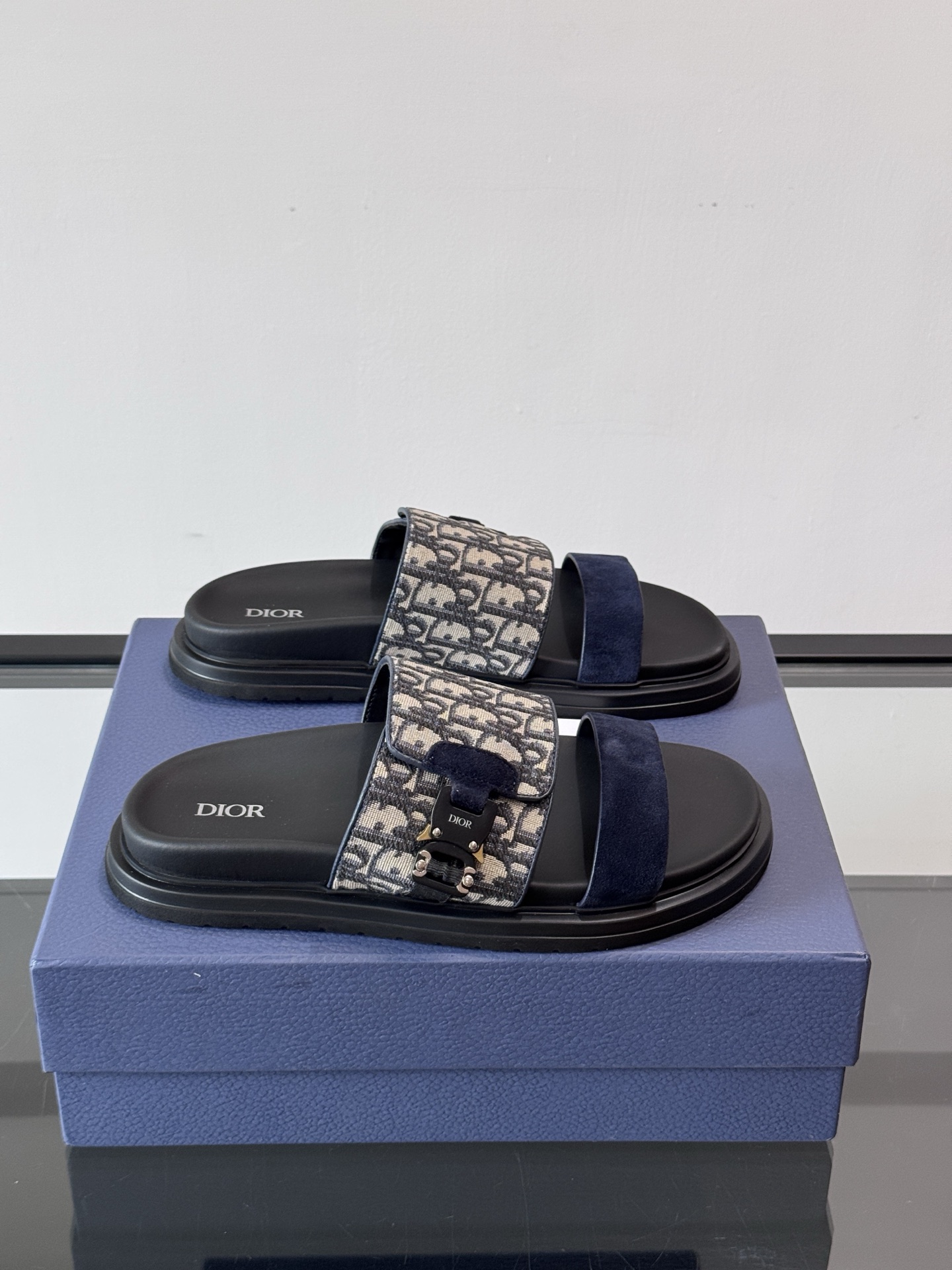 NO:344997,Dior men's sandals and slippers. Shows Dior high-definition design. Dior grey suede strap is embellished with aluminum Dior buckle to enhance the style. It is matched with comfortable tones tones and notched soles, which can be easily matched with shorts or jeans to create a delicate look. Main suede cowhide, tech fabric lining cowhide, and adjustable trim with aluminum Dior buckle Dior grey EVA insole Tone tones and notched rubber outsole splicing structure, size38-44 (customized 45.46), dior, dior, sandals, slippers, shorts, jeans, cowhide19860909Dior 男士凉鞋拖鞋.展现 Dior 高订风格设计.迪奥灰绒面革饰带点缀以铝质 Dior 搭扣提升格调.搭配舒适的同色调凹口鞋底,可与短裤或牛仔裤轻松搭配,打造精致造型.主体绒面牛皮革,科技面料里料牛皮革,搭配可调节饰带搭配铝质 Dior 搭扣迪奥灰 EVA 内底 同色调凹口橡胶外底拼接结构 ,size38-44（45.46定制）,,dior,dior,sandals,slippers,shorts,jeans,cowhide,Men's shoes