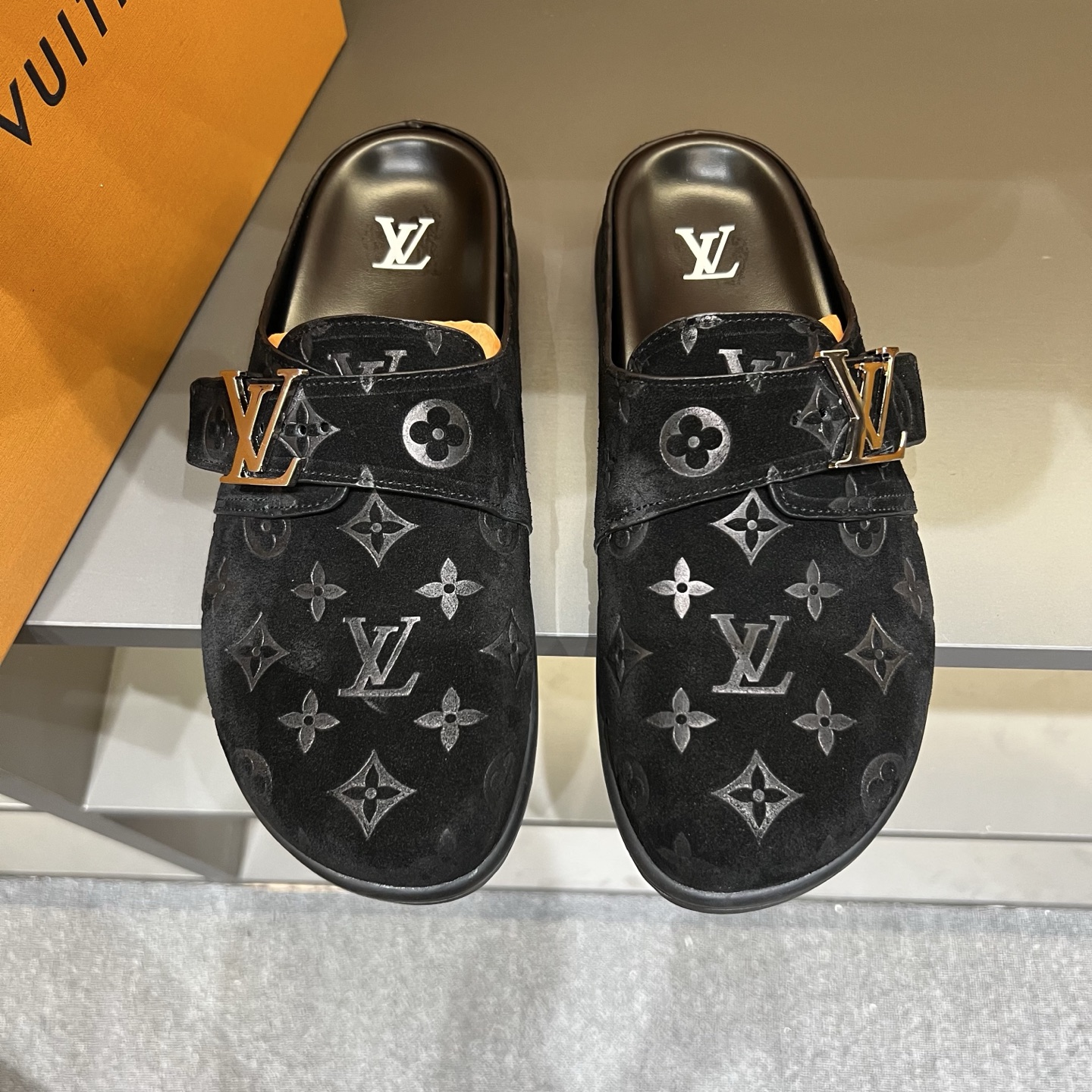 NO:354762,LV Easy 2025 new men's casual sandals slippers, made of suede cowhide leather, highlighting the trendy style with Monogram patterns. LV letters illuminate the adjustable straps, tough insoles and miniature outsoles for lightness and comfort. Use suede cowhide leather imprint Monogram pattern with brand elements metal parts adjustable straps tough insoles miniature outsoles. Comfortable and easy to wear, size38-45,,louis vuitton, slippers, cowhide19860909LV Easy 2025新款男士休闲凉拖拖鞋,取材绒面牛皮革,以Monogram 图案彰显潮流风范.LV 字母点亮可调节饰带,韧性鞋垫和微型外底实现轻盈舒适体验.采用绒面牛皮革压印 Monogram 图案搭配品牌元素金属件可调节饰带韧性鞋垫微型外底.舒适好穿 ,size38-45,,louis vuitton,slippers,cowhide,Men's shoes