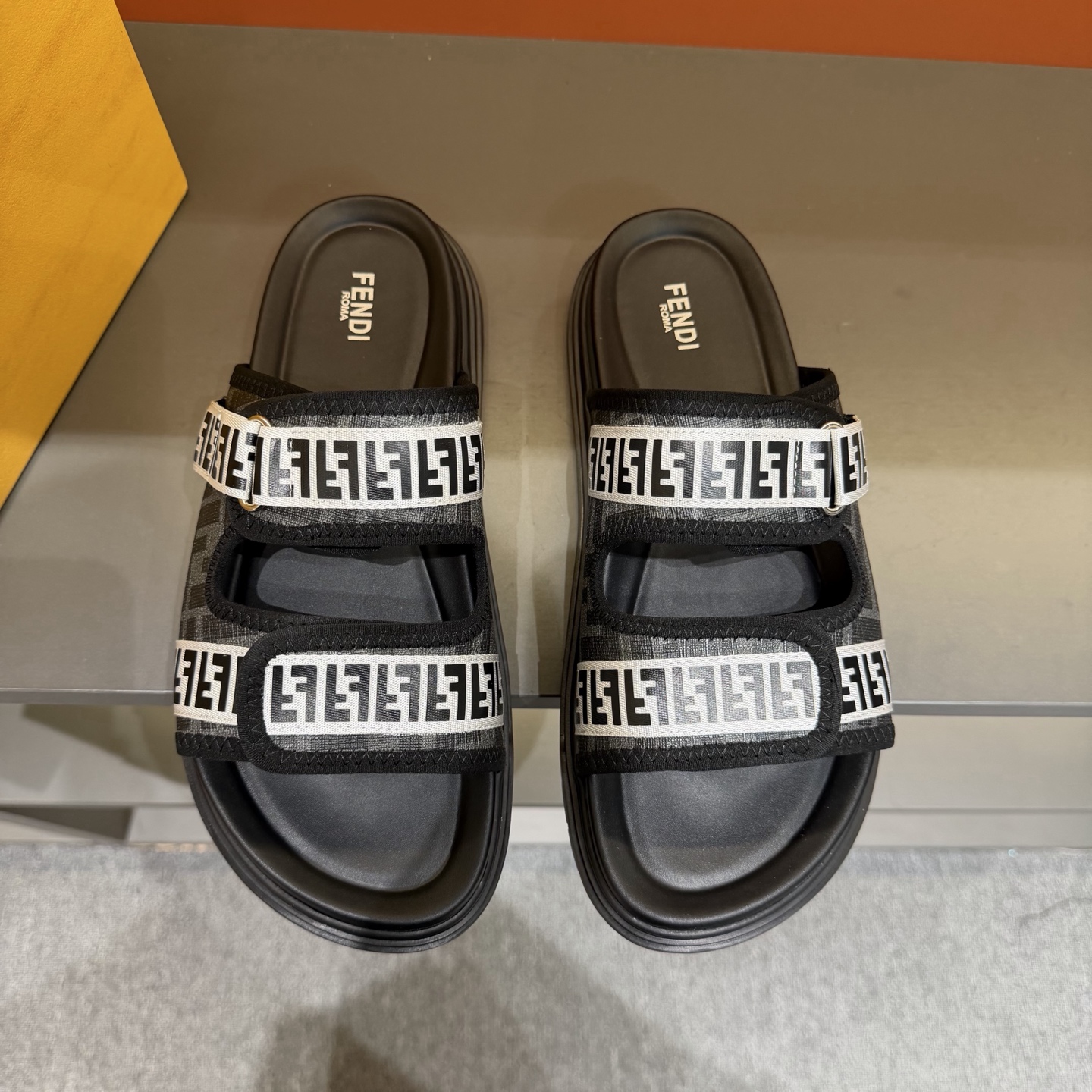 Мужские шлёпанцы FENDI