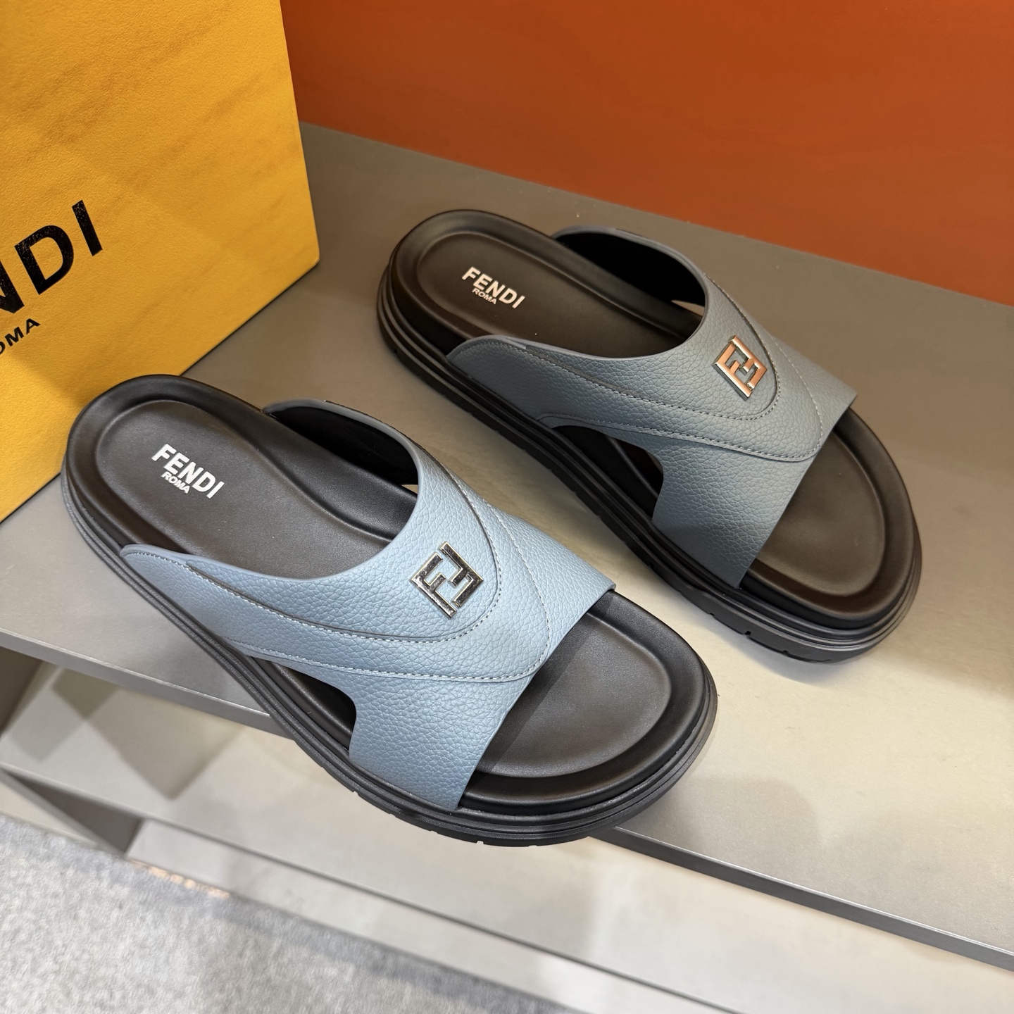 Мужские шлёпанцы FENDI