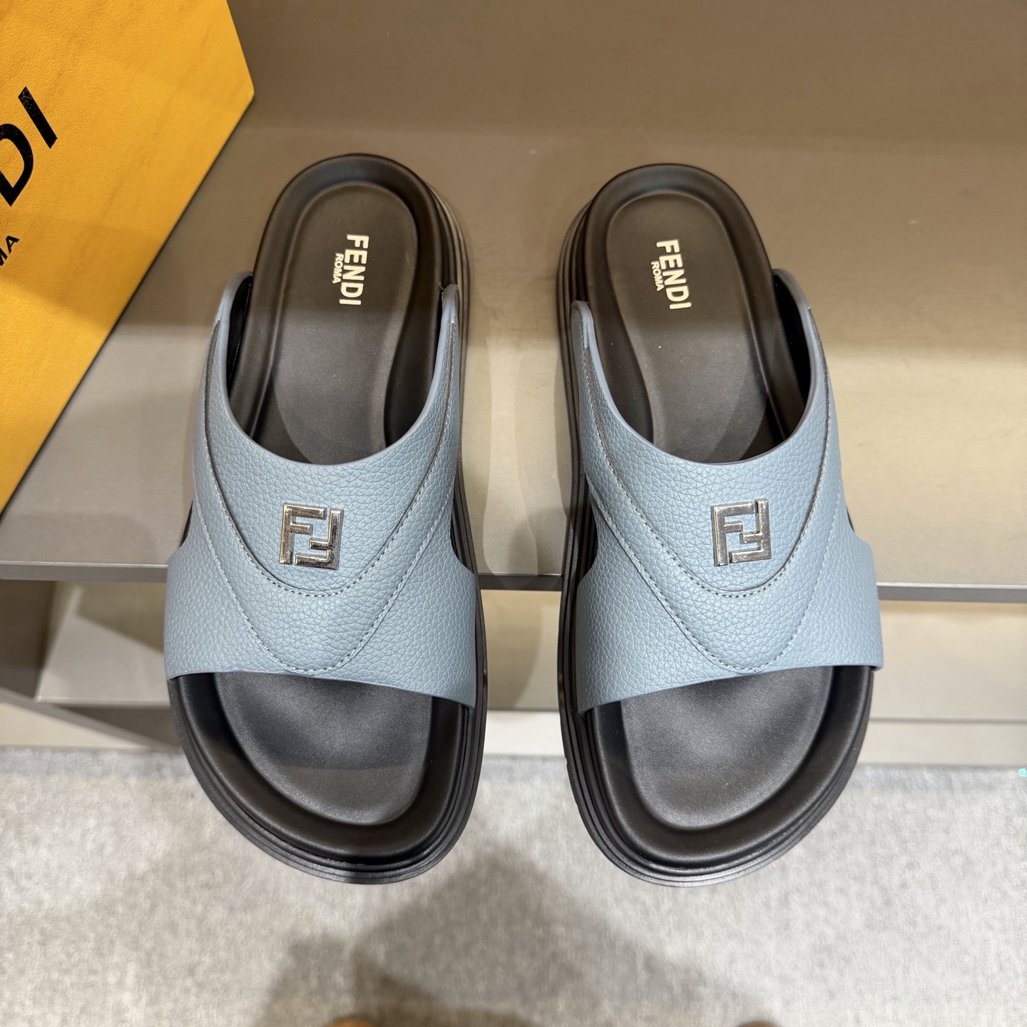 Мужские шлёпанцы FENDI