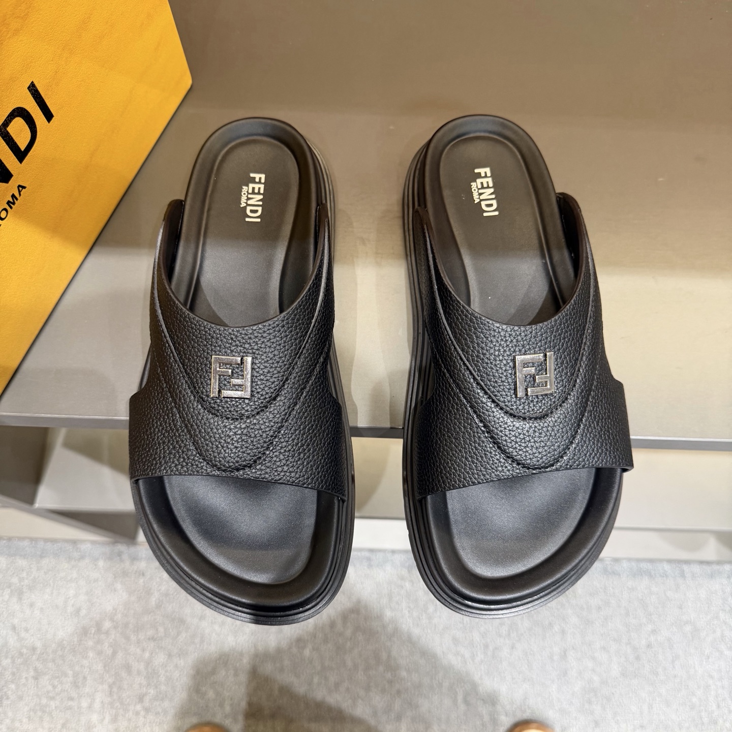 Мужские черные сандалии Fendi