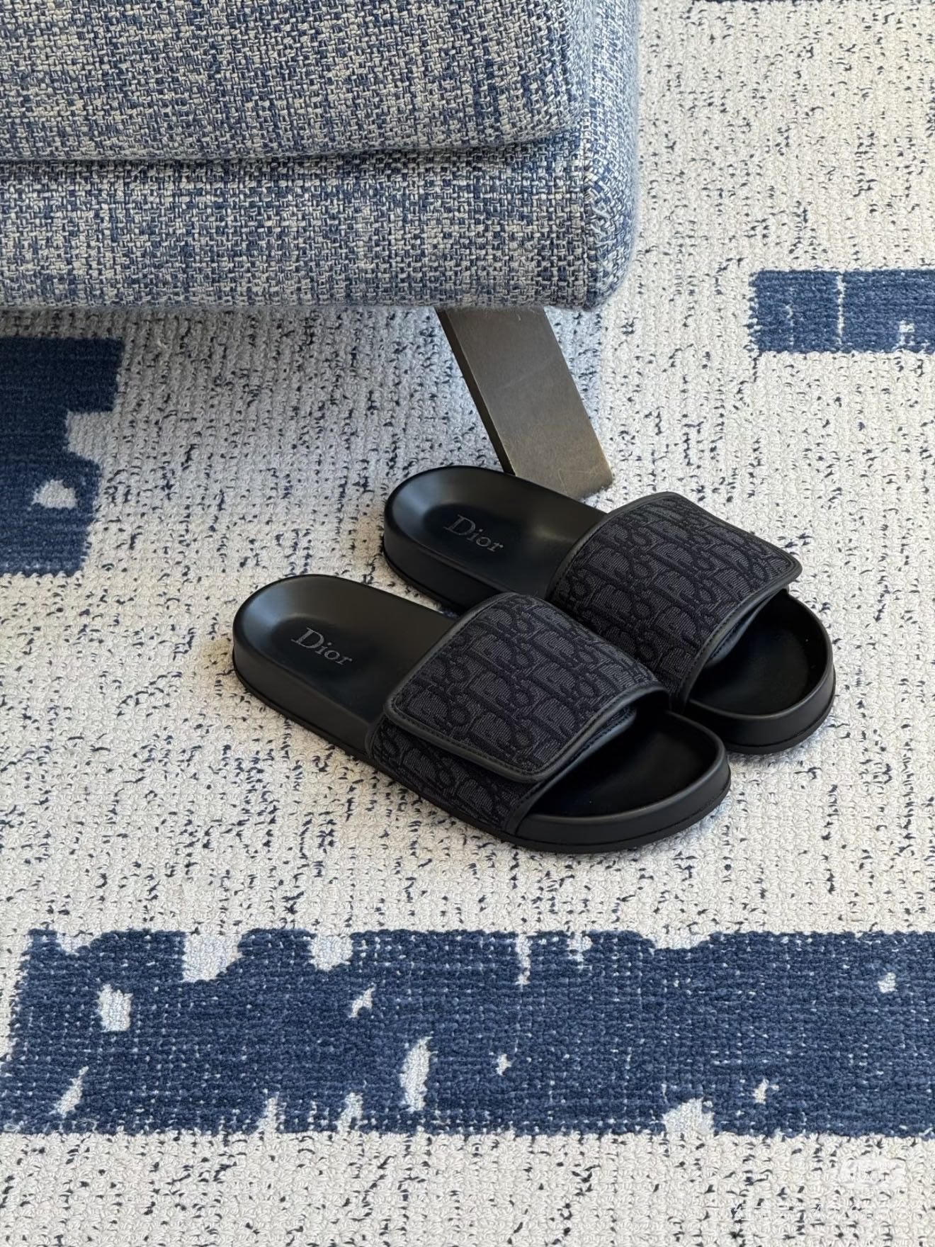 NO:779433,DIOR Dior's latest hot sandals, classic upgraded Velcro sandals, original reproduction, super durable and versatile, DIOR Aqua Oblique printed fabric, very comfortable on the feet, slimming and white, original cowhide leather upper, sheepskin lining, original D hardware buckle, original molded TPU outsole Size: 38-45;,, dior, dior, sandals, slippers, cowhide, sheepskin19860909DIOR 迪奥最新火爆凉鞋 经典升级魔术贴凉拖鞋 原版复刻 超耐看超百搭款 DIOR迪奥 Aqua Oblique 印花面料 上脚非常舒适 显瘦又显白 鞋面原版牛皮 羊皮里 原版d五金扣 原版开模TPU大底 Size:38-45;,,dior,dior,sandals,slippers,cowhide,sheepskin,Men's shoes
