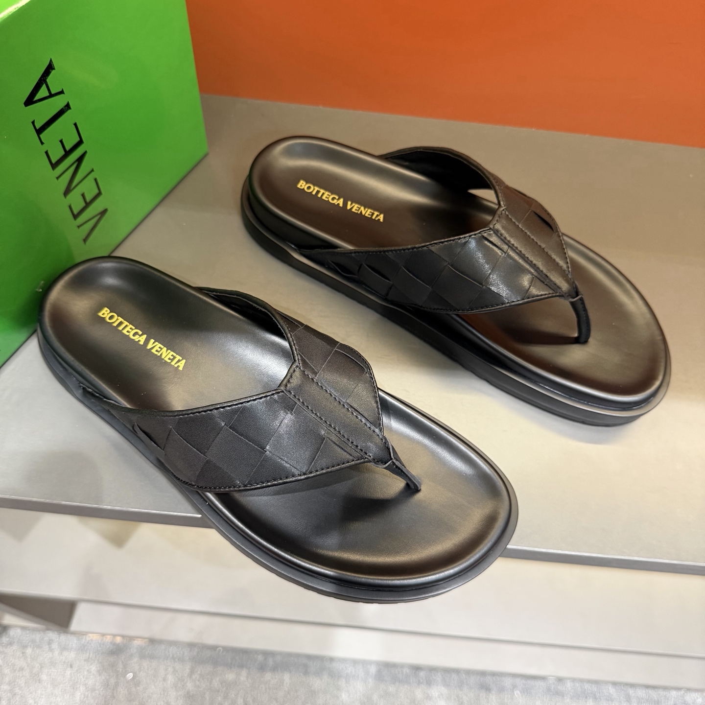 Мужские черные шлёпанцы Bottega Veneta с плетеным дизайном