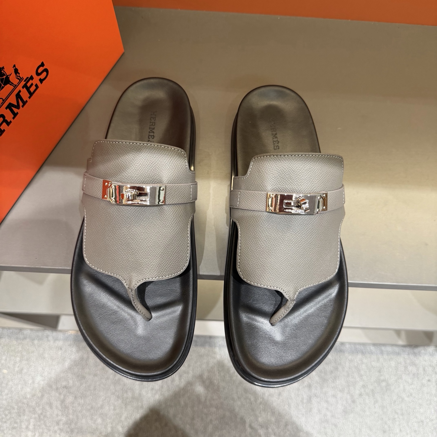 NO:832834,HERMES 2026 summer new Hermès slippers are the same as the original ones, handmade by masters!  High-end customization, exclusive products, the highest version in the industry using Hermers uppers (pursuing top walking comfort) top quality on sale━━━━Hermes━━━━━,, hermes, hermes, slippers19860909HERMES 爱马仕 2026夏季爱马仕新款拖鞋 原版一样, 师傅级纯手工打造 ！高端定制,独家产品,行业最高版本采用Hermers鞋面（追求顶级行走舒适度）顶级品质开售━━━━Hermes━━━━━,,hermes,hermes,slippers,Men's shoes