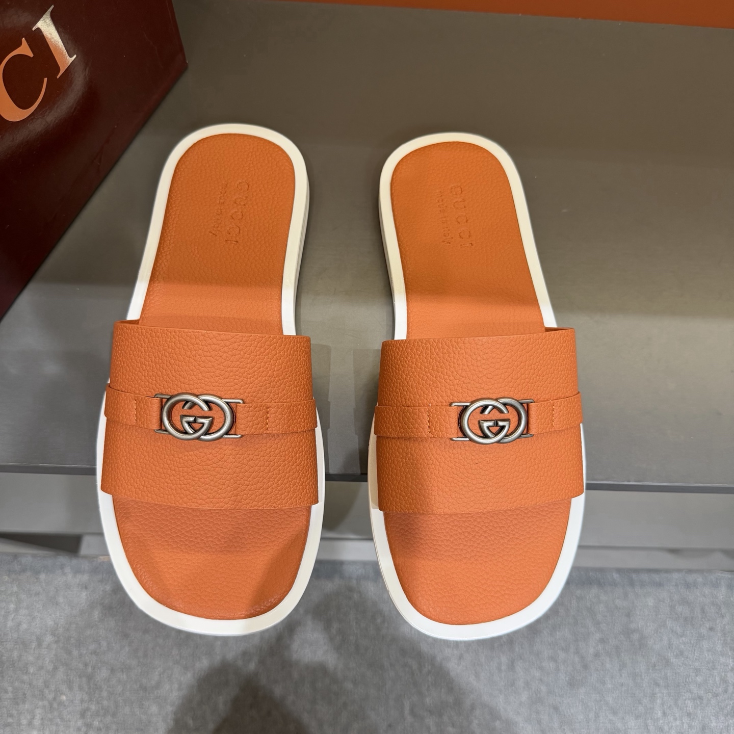 NO:832839,2026 Gucci Gucci new summer style Double G original purchase and development for production G family's new summer dark horse item, fashion bloggers at home and abroad have shown it off, popular on social platforms at home and abroad, fashionistas must invest, spend a lot of money to open molds to create craftsmanship, accurately restore every detail, delivery counter exquisite packaging code number 38-45,, gucci, gucci198609092026Gucci 古奇 夏季新款 双G原版购入开发 做货 G家夏季新款黑马单品,海内外时尚博主纷纷上脚大秀,火遍海内外社交平台,时尚达人必入款,重金开模打造 匠心工艺,精准还原每个细节 配送专柜精美包装 码数38-45,,gucci,gucci,Men's shoes