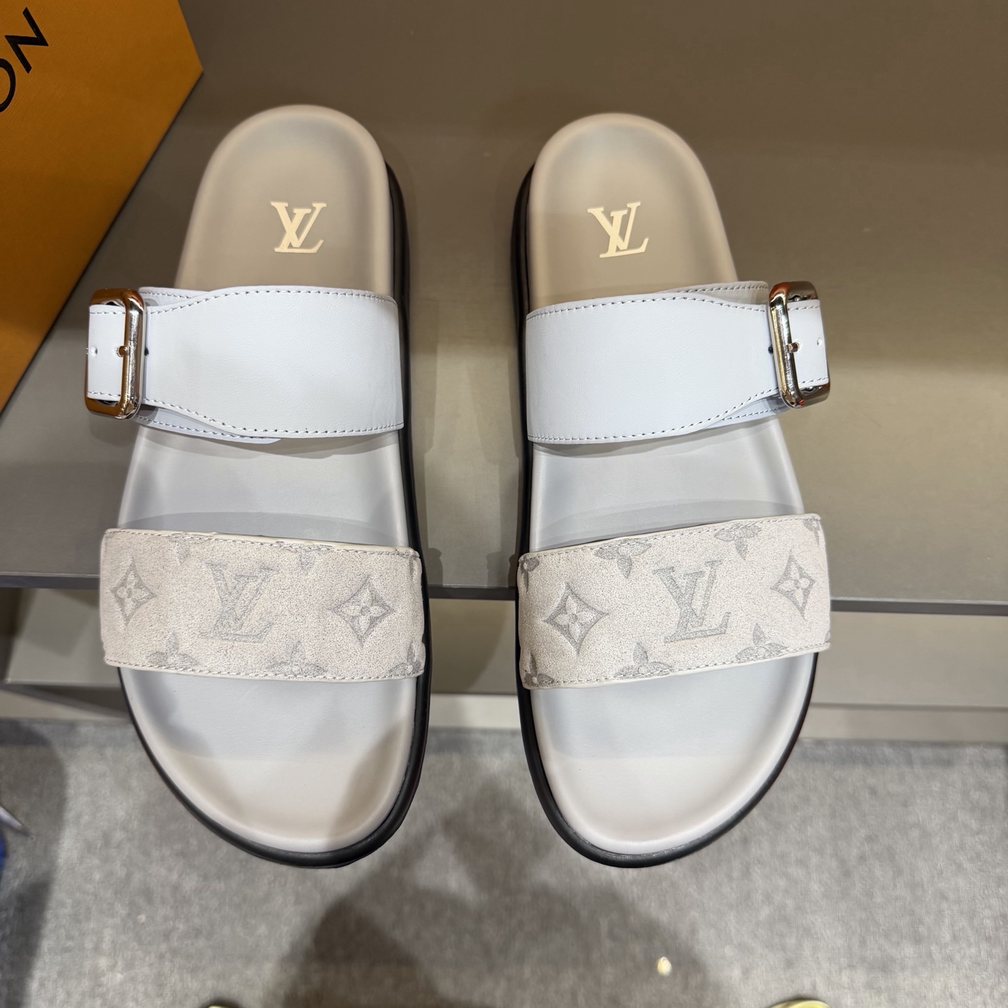 NO:898429,Size 38-45 L Family Venice series thick-soled sandals. Original purchase, development and production. This style of LV Venice sandals is made of grained cow leather with the iconic Monogram embossing, subtly interpreting the casual and elegant style. The adjustable shoelaces are decorated with large square buckles, padded insoles and flexible micro outsoles create a light and comfortable wearing experience. Exquisite packaging at the delivery counter. Buy now,, louis vuitton, louis vuitton, louis  vuitton,slippers,cowhide19860909码数38-45 L家 驴牌Venice系列 厚底 凉拖鞋 原版购入开发 做货 本款 LV Venice 凉拖为粒面牛皮革融入标志性 Monogram 压纹,巧妙演绎闲雅格调.可调节鞋带点缀大号方正搭扣,加衬鞋垫与柔韧微型外底营造轻盈舒适的穿着体验 配送专柜精美包装 立即抢购,,louis vuitton,louis vuitton,louis vuitton,slippers,cowhide,Men's shoes