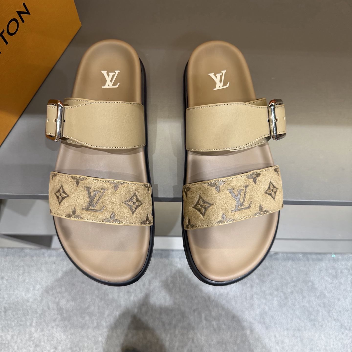 NO:898433,Size 38-45 L Family Donkey Brand Venice Series Thick-soled Sandals Original purchase, development and production This LV Venice Sandals are made of grained cow leather with the iconic Monogram embossing, subtly interpreting the casual and elegant style. The adjustable shoelaces are embellished with large square buckles, padded insoles and flexible micro outsoles create a light and comfortable wearing experience. Exquisite packaging at the delivery counter,,louis vuitton,louis vuitton,louis  vuitton,slippers,cowhide19860909码数38-45 L家 驴牌Venice系列 厚底 凉拖鞋 原版购入开发 做货 本款 LV Venice 凉拖为粒面牛皮革融入标志性 Monogram 压纹,巧妙演绎闲雅格调.可调节鞋带点缀大号方正搭扣,加衬鞋垫与柔韧微型外底营造轻盈舒适的穿着体验 配送专柜精美包装,,louis vuitton,louis vuitton,louis vuitton,slippers,cowhide,Men's shoes