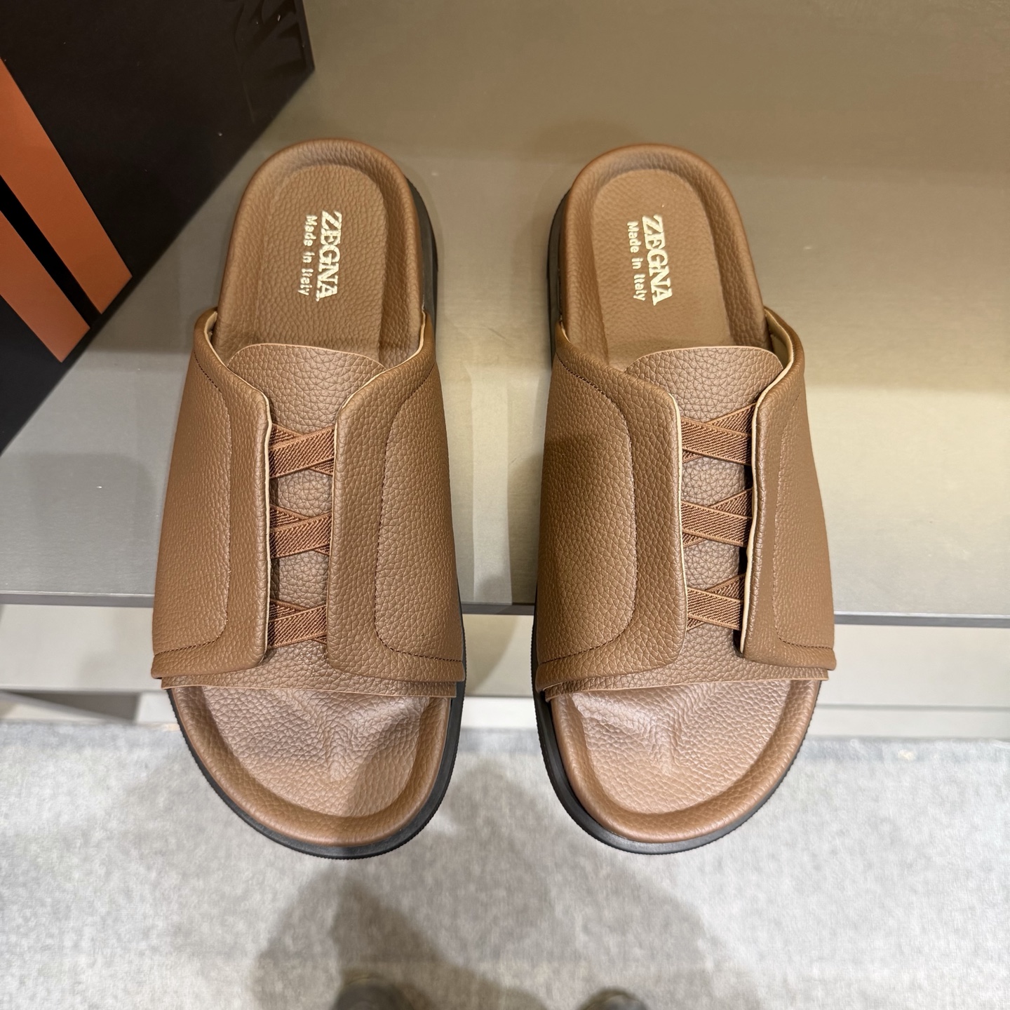 NO:898463,ZEGNA Zegna's latest men's casual slippers, sandals, open-toe almond toe, molded footbed, and footbed are also made of calfskin secondary wrapping. The insole is decorated with the Zegna logo. It is a slip-on style. It is also equipped with a grip for outdoor activities and is easy to put on and take off. It is very easy to put on. The delivery counter is exquisitely packaged in size 38-46,,zegna,sandals,slippers,cowhide19860909ZEGNA杰尼亚 最新 男士休闲 拖鞋 凉鞋 露趾杏仁鞋头,模压鞋床、鞋床也是用小牛皮二次包合一体,鞋垫饰看杰尼亚标志,穿套式鞋款,同时配备能够在户外活动时捉供,穿脱方便.上脚非常经便 配送专柜精美包装 码数38-46,,zegna,sandals,slippers,cowhide,Men's shoes