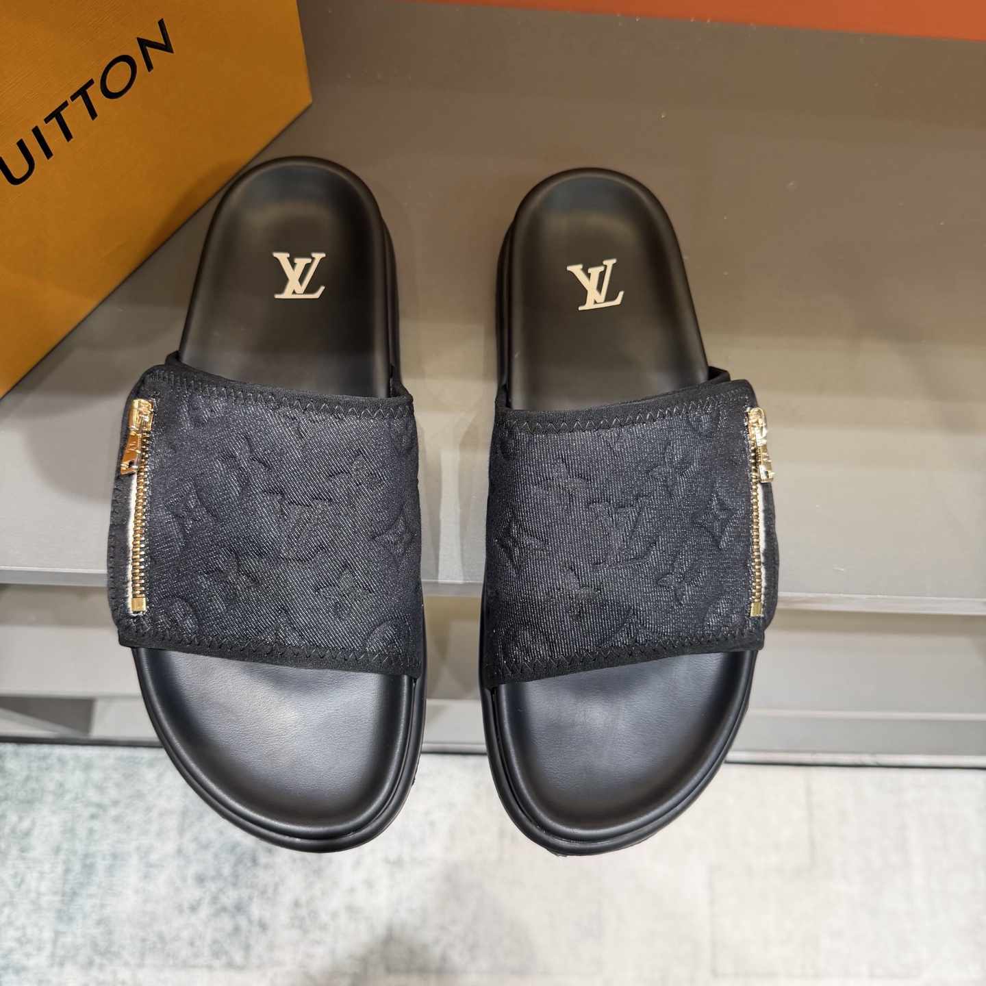 NO:955866,Size 38-46, high-quality top crafts, Louis Vuitton, slippers, counters with original factory configuration, uppers imported from Italy, high-quality splicing of colorful and complex handicrafts, imported cowhide lining soft and comfortable, soles specially provided by the original factory, TPU exclusive movable molded soles super comfortable, original factory follow-up goods,,, louis vuitton, slippers, cowhide19860909码数38-46 高品质 顶级工艺品 路易威登,拖鞋 专柜同步原厂配置,鞋面意大利进口,高品质拼接缤纷色彩复杂工艺品,进口牛皮里垫柔软舒适,鞋底原厂特供原版底,TPU独家活动成型底超级舒适,原厂跟单货,,,louis vuitton,slippers,cowhide,Men's shoes