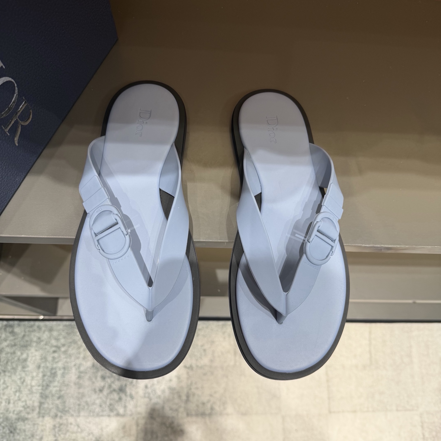 NO:955871,40-46 Dior's 26 new flip-flop sandals, this Rivage thong sandal was created by Jonathan Anderson for the brand, highlighting a fashionable and classic style. The rubber strap is decorated with a CD buckle, which is comfortable and elegant, highlighting a striking summer style.,, dior, sandals, slippers1986090940-46 迪奥家26新款人字拖鞋,这款Rivage夹趾凉鞋由乔纳森安德森为品牌倾情打造,彰显时尚经典的风格.橡胶搭带配以CD扣环装饰,舒适且优雅,彰显醒目的夏日风格.,,dior,sandals,slippers,Men's shoes