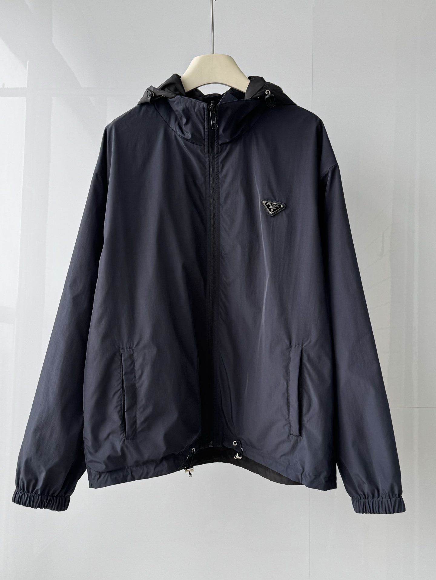 NO:866807,PRA** New double-sided zipper nylon jacket, custom-engraved hardware, black + blue double-sided design, removable black hood, loose fit, spring essentials, same style for men and women SMLXL, Prada-clothing, prada, prada, jackets & coats, hats,19860909PRA** 新款双面拉链尼龙冲锋衣夹克 定做刻字五金 黑色+兰色双面款设计 黑色帽子可拆卸 宽松版型 春季必备款 男女同款 SMLXL,普拉达-服装,prada,prada,jackets & coats,hats,,Women's clothing