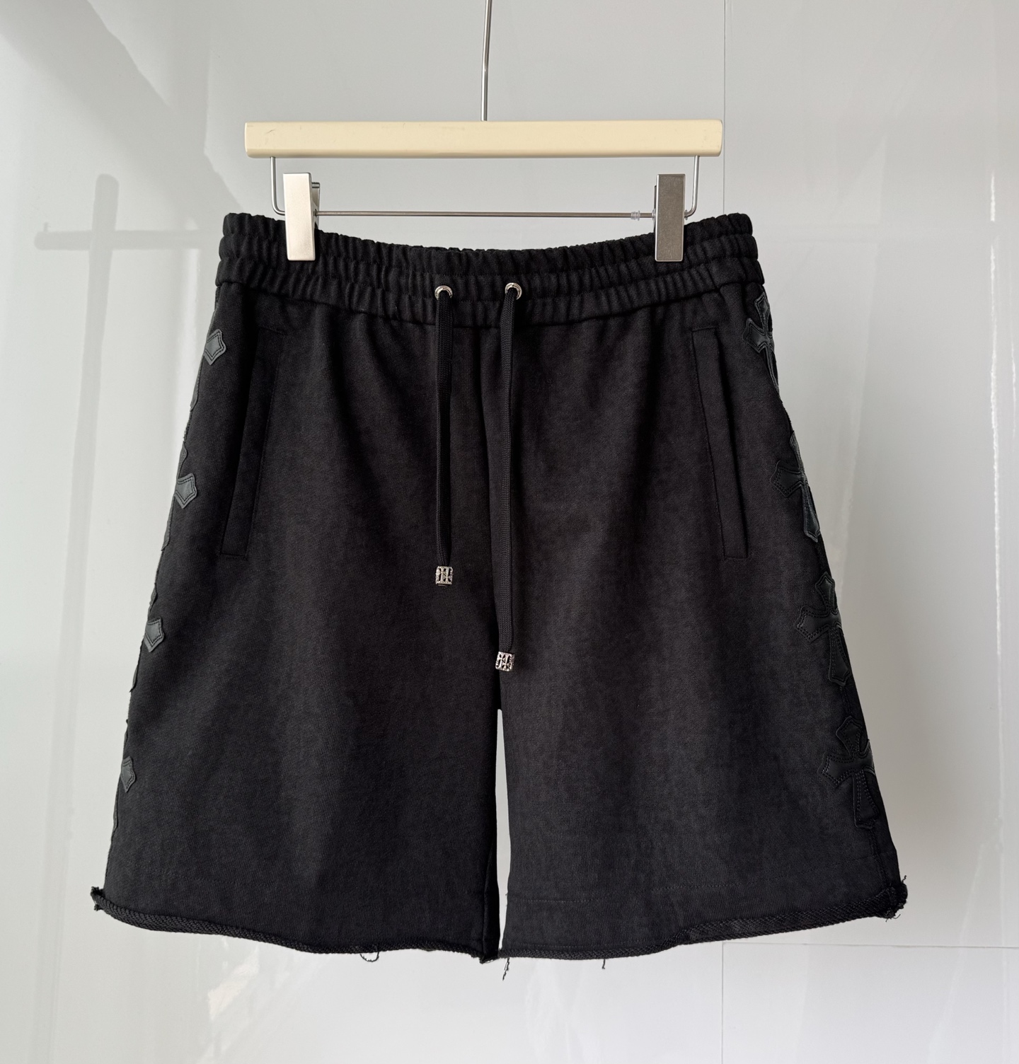 NO:723329,Chrome hearts shorts, washed and distressed, cross leather label embroidery on both sides, custom graphic hardware, loose and casual SMLXL, Chrome hearts-clothing, chrome hearts, shorts,19860909克罗心短裤 洗水做旧工艺 两侧十字架皮标刺绣 定做图型五金 宽松休闲 SMLXL,克罗心-服装,chrome hearts,shorts,,Women's clothing