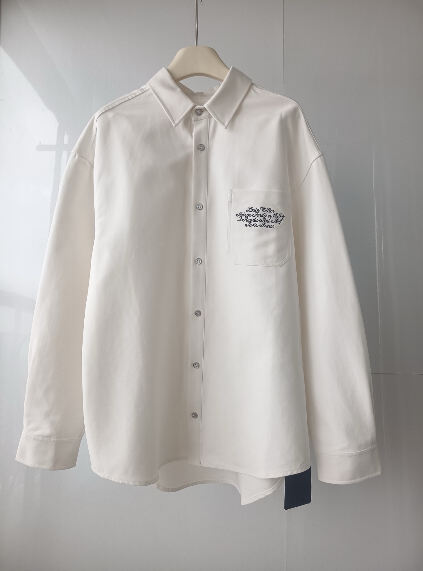 NO:866775,L/V early autumn new shirt jacket, short front and long back, loose fit, exquisite dense needle embroidery, custom hardware logo buttons, oversizd wide version, same style for men and women SMLXL, Louis Vuitton-clothing, louis vuitton, versace, jackets & coats, shirts,19860909L/V 早秋新款衬衫外套 前短后长宽松版型 精致密针刺绣 定做五金logo扣子 oversizd宽版 男女同款 SMLXL,路易威登-服装,louis vuitton,versace,jackets & coats,shirts,,Women's clothing