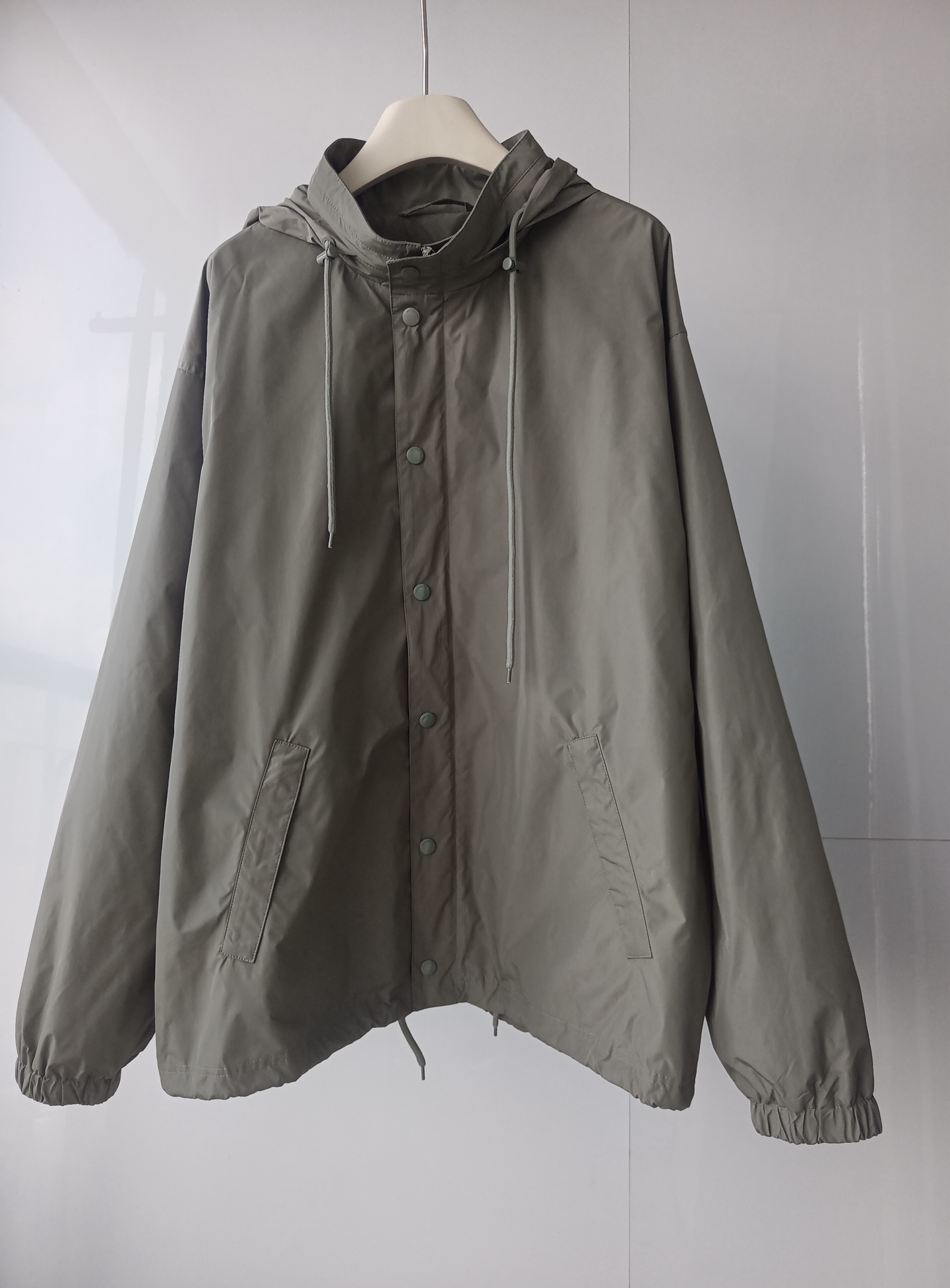 NO:866830,BLCG Balenciaga Jacket Early Autumn New Light Green (actual color is better) Hat can be stored Black printed LOGO letters Oversized version Unisex style SMLXL, Balenciaga-clothing, balenciaga,versace,hats,19860909BLCG 巴黎世家冲锋衣 早秋新款浅绿色(实物颜色更佳)帽子可收纳 LOGO字母黑色印花 oversized版型 男女同款 SMLXL,巴黎世家-服装,balenciaga,versace,hats,,Women's clothing