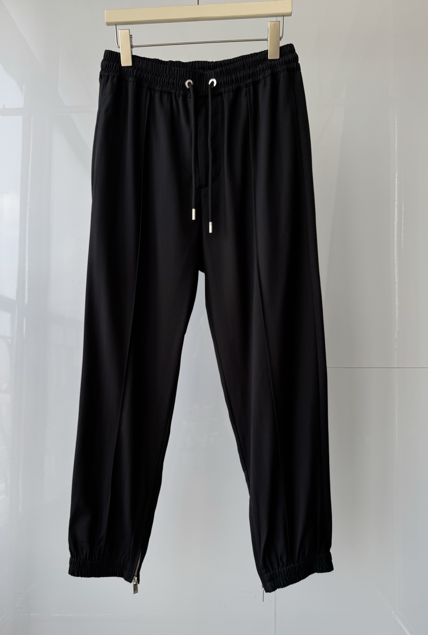 NO:866828,CD Dior's new wool casual pants. Customized fabric with unique texture. The wool material does not scratch the skin. The upper body shows texture. Customized logo hardware. Versatile and easy to wear. SML, Dior-clothing, dior,19860909CD迪奥新款羊毛休闲裤 定做面料纹路独特 羊毛材质不扎肤 上身显质感 定做logo五金 百搭好穿 SML,迪奥-服装,dior,,Women's clothing