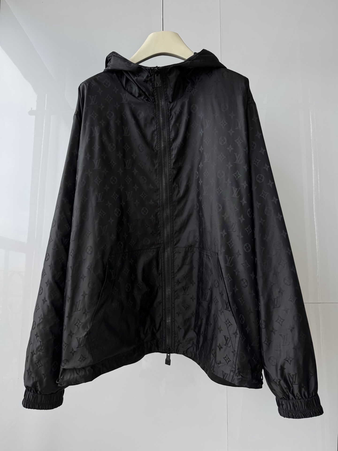 NO:638812,L/V's new double-sided hooded zipper jacket can be worn in two styles and easily control two styles. Fully printed dark pattern. Customized hardware. Adjustable hem. Loose fit. Same style for men and women. SMLXL, Louis Vuitton-clothing, louis vuitton, jackets & coats, jackets & coats, hats, alexander wang19860909L/V 新款双面连帽拉链夹克外套 一衣两穿 轻松驾驭两种风格 满印暗花面 定做五金 下摆可调节 宽松版型 男女同款 SMLXL,路易威登-服装,louis vuitton,jackets & coats,jackets & coats,hats,alexander wang,Women's clothing