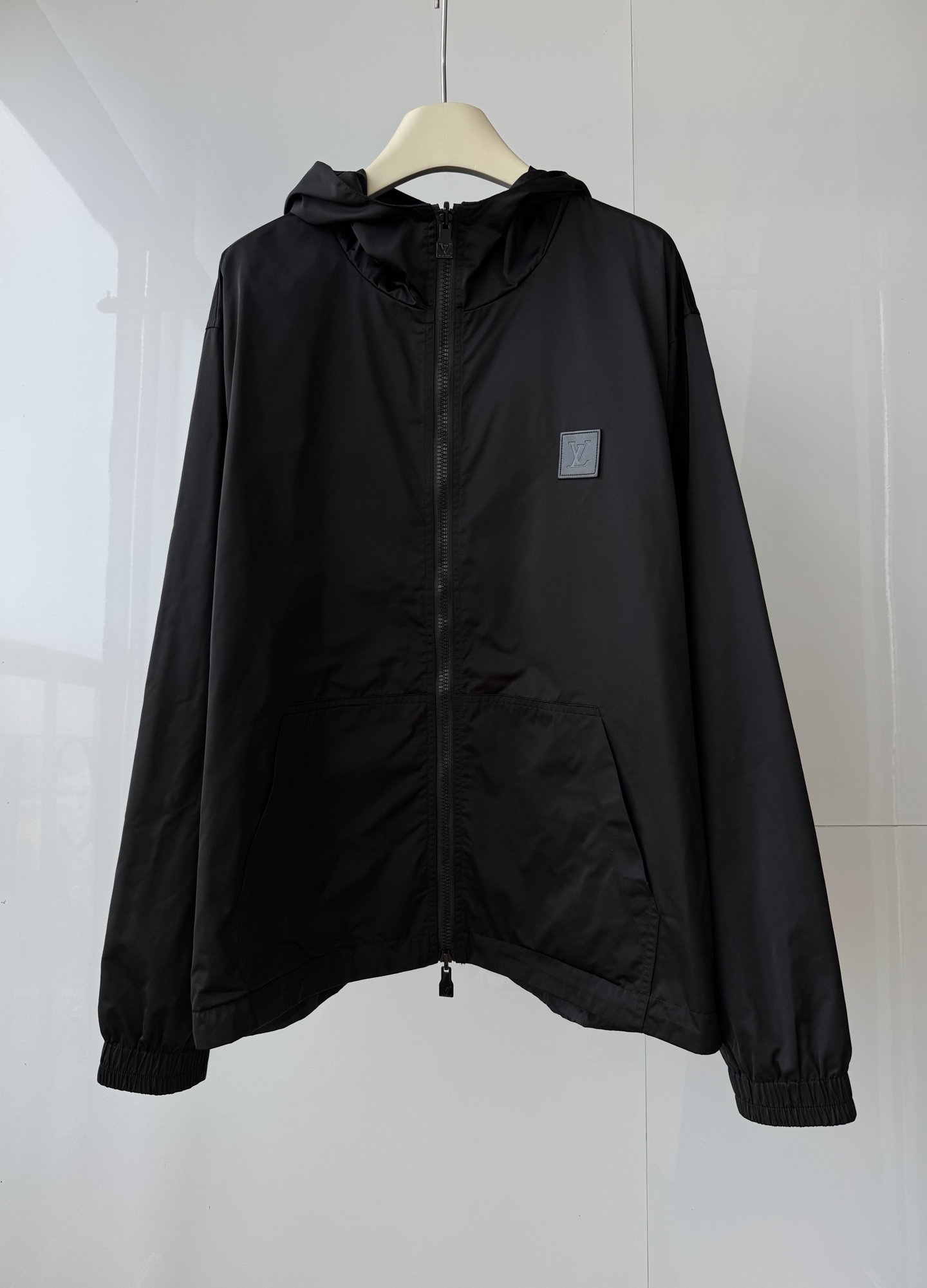 NO:638815,L/V's new double-sided hooded zipper jacket, one-piece, two-wear, easy to control two styles, solid black surface, custom-made hardware, leather brand square logo, adjustable hem, loose fit, same style for men and women SMLXL, Louis Vuitton-clothing, louis vuitton, jackets & coats, jackets & coats, hats, alexander wang19860909L/V 新款双面连帽拉链夹克外套 一衣两穿 轻松驾驭两种风格 纯色黑色面 定做五金 皮牌方标饰 下摆可调节 宽松版型 男女同款 SMLXL,路易威登-服装,louis vuitton,jackets & coats,jackets & coats,hats,alexander wang,Women's clothing