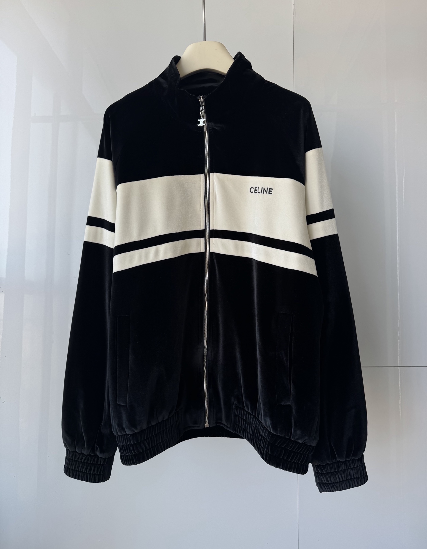 NO:637378,Celi** new autumn and winter velvet zipper sports casual jacket, black and white tones, classic and durable, velvet texture upper body, noble logo letter embroidery, same style for men and women SMLXL, Celine-clothing, celine, celine, jackets & coats, alexander wang19860909Celi** 秋冬新款丝绒拉链运动休闲外套 黑白相间色调经典耐看 丝绒质感上身显贵 logo字母刺绣 男女同款 SMLXL,赛琳-服装,celine,celine,jackets & coats,alexander wang,Women's clothing