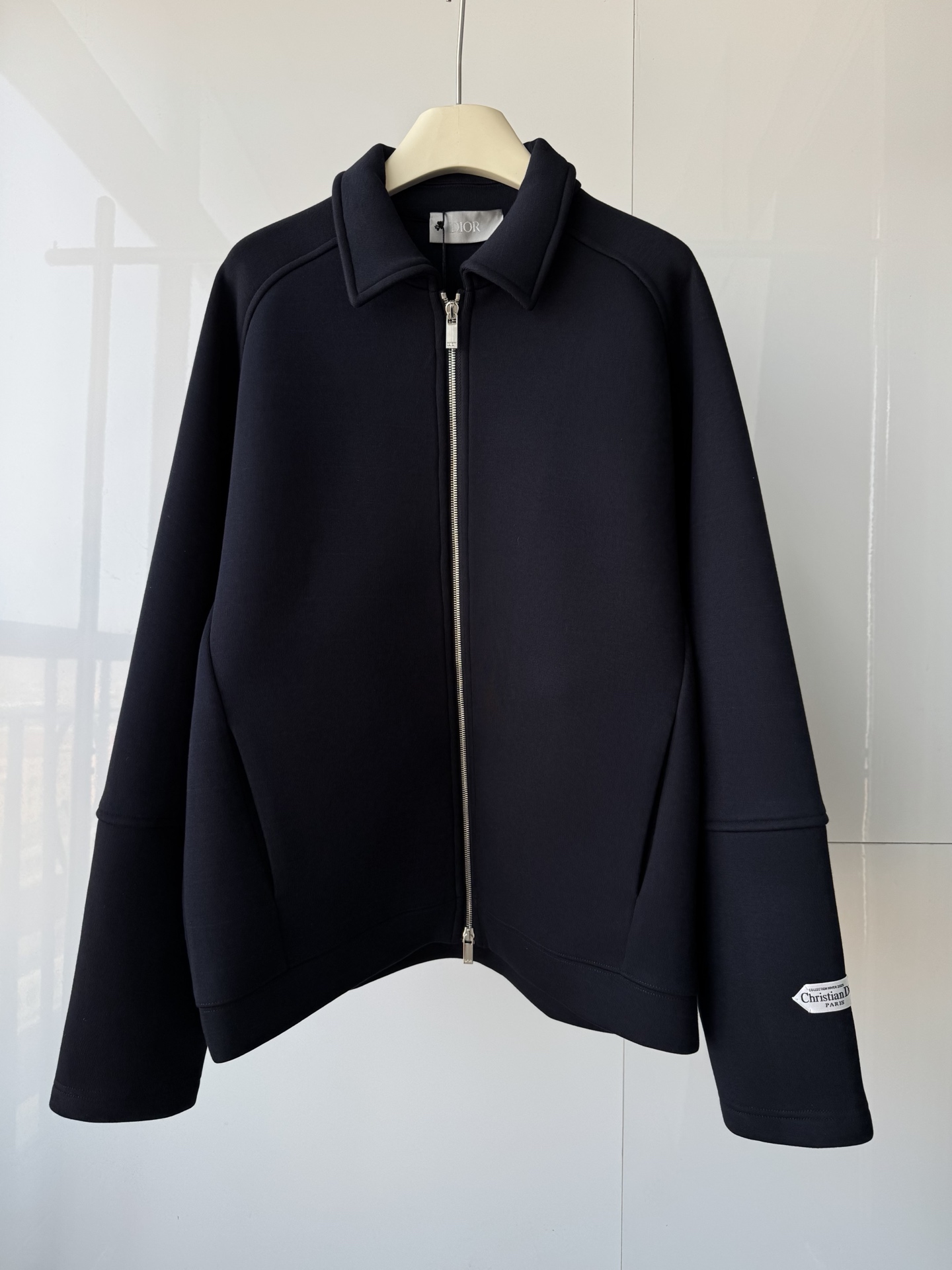 NO:637362,D1OR CD new zippered jacket, minimalist style, loose and elegant, high-end and durable dark blue, thick composite fabric, custom hardware, small logo on cuffs, loose fit, same style for men and women, dark blue SMLXL, Dior-clothing, dior, jackets & coats, alexander wang19860909D1OR CD新款拉链外套 极简风格版型宽松大气 高级耐看深蓝色 复合厚实面料 定做五金 袖口小标饰 宽松版型 男女同款 深兰色 SMLXL,迪奥-服装,dior,jackets & coats,alexander wang,Women's clothing