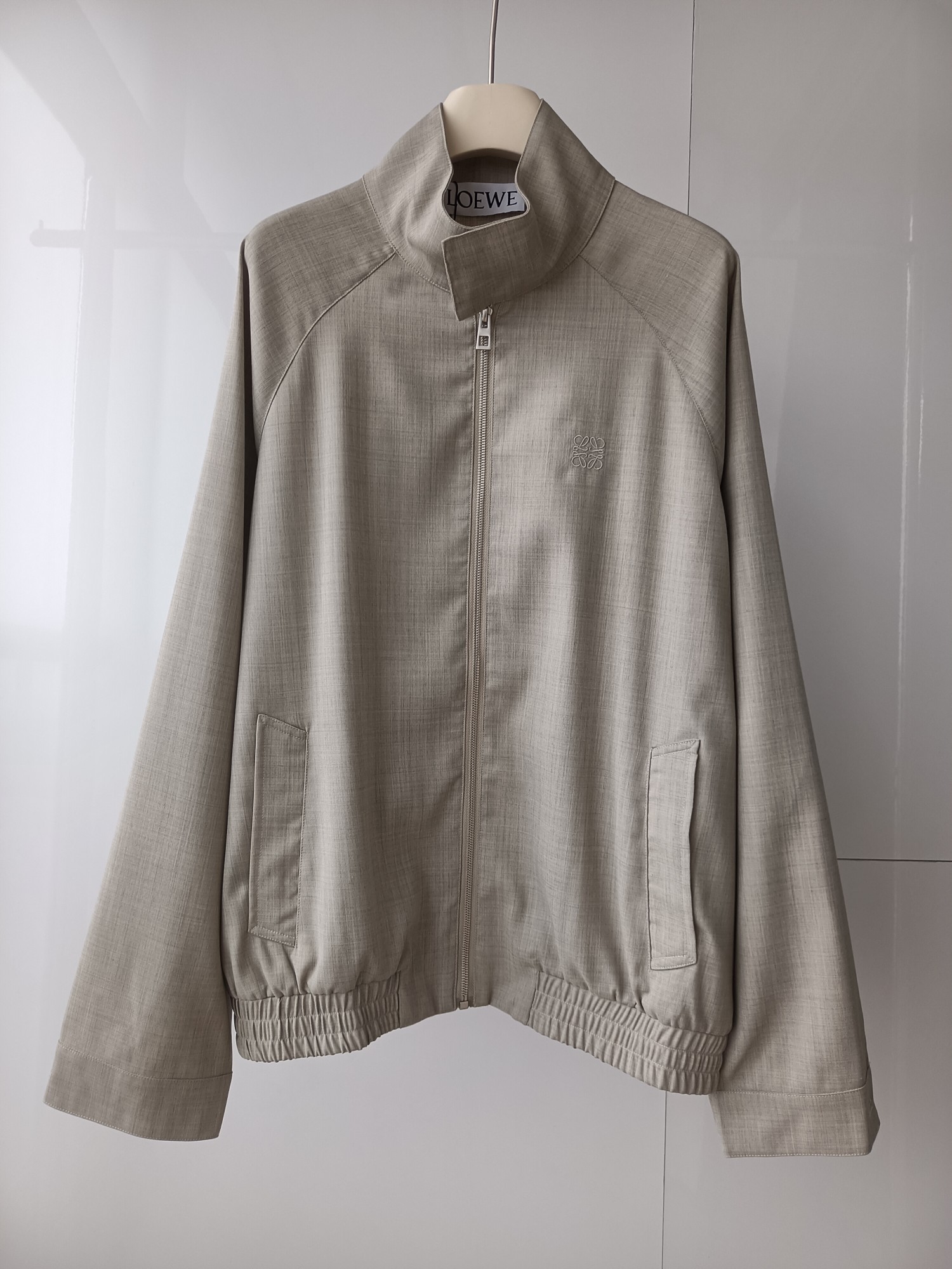 NO:723407,L0EWE Loewe's new suit/can be sold separately. Wool soft thin fabric. Zippered loose raglan jacket. Exquisite small logo graphic embroidery. Customized lettering buttons. Same style for men and women. Versatile and easy to wear. SMLXL, Loewe-clothing, loewe, jackets & coats,19860909L0EWE 罗意威新款套装/可单出 羊毛柔软薄款面料 拉链宽松插肩外套 精致小logo图型刺绣 定做刻字扣子 男女同款 百搭好穿 SMLXL,罗意威-服装,loewe,jackets & coats,,Women's clothing