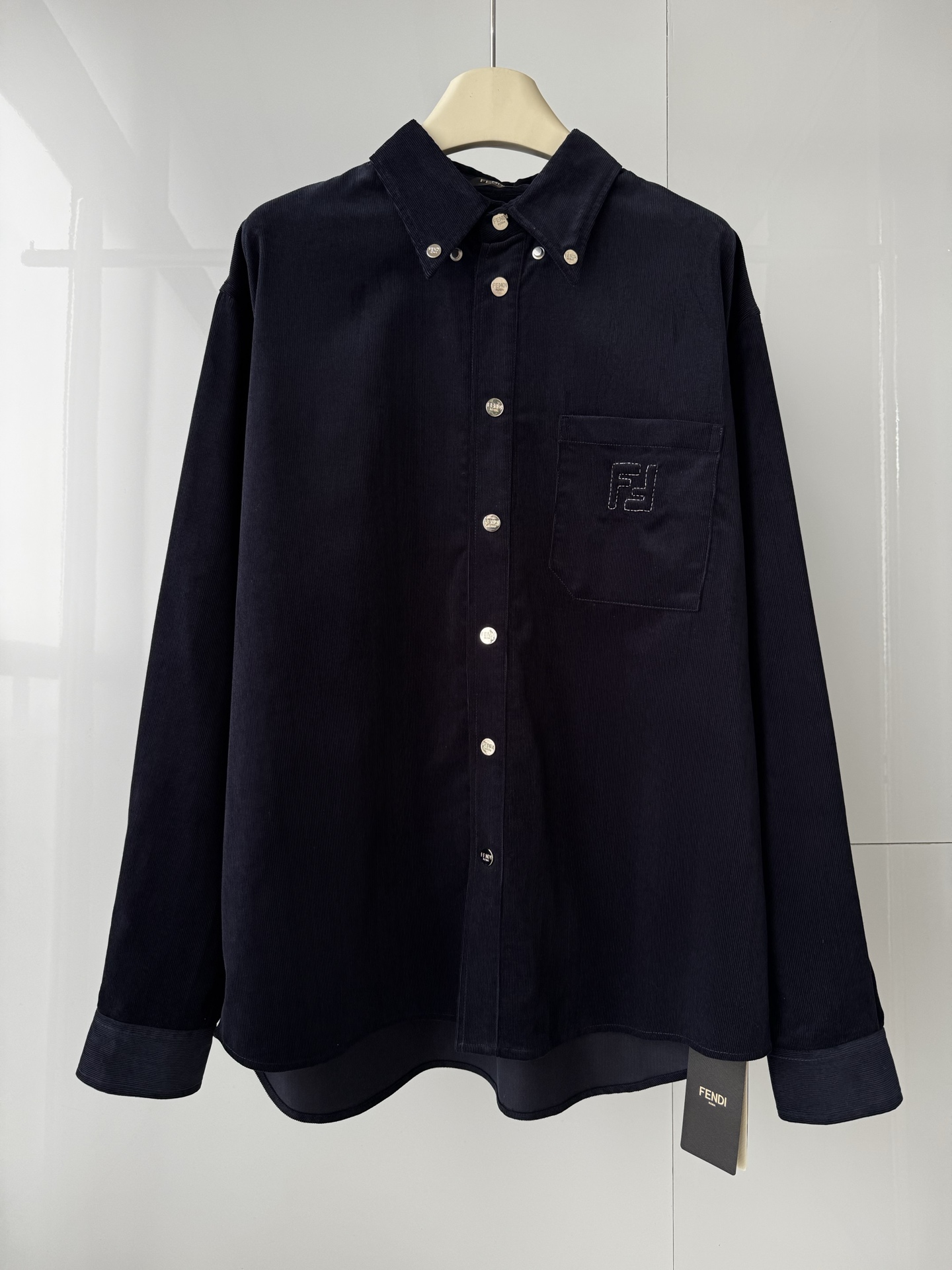 NO:723382,FD new spring clothing, high-end durable dark blue corduroy shirt jacket, custom lettering hardware, chest pocket LOGO pad rubber embroidery, loose fit, same style for men and women SMLXL, Fendi-clothing, fendi, jackets & coats, shirts,19860909FD 春装新款 高级耐看深兰色灯芯绒衬衫外套 定做刻字五金 胸前口袋LOGO垫胶刺绣 宽松版型 男女同款 SMLXL,芬迪-服装,fendi,jackets & coats,shirts,,Women's clothing