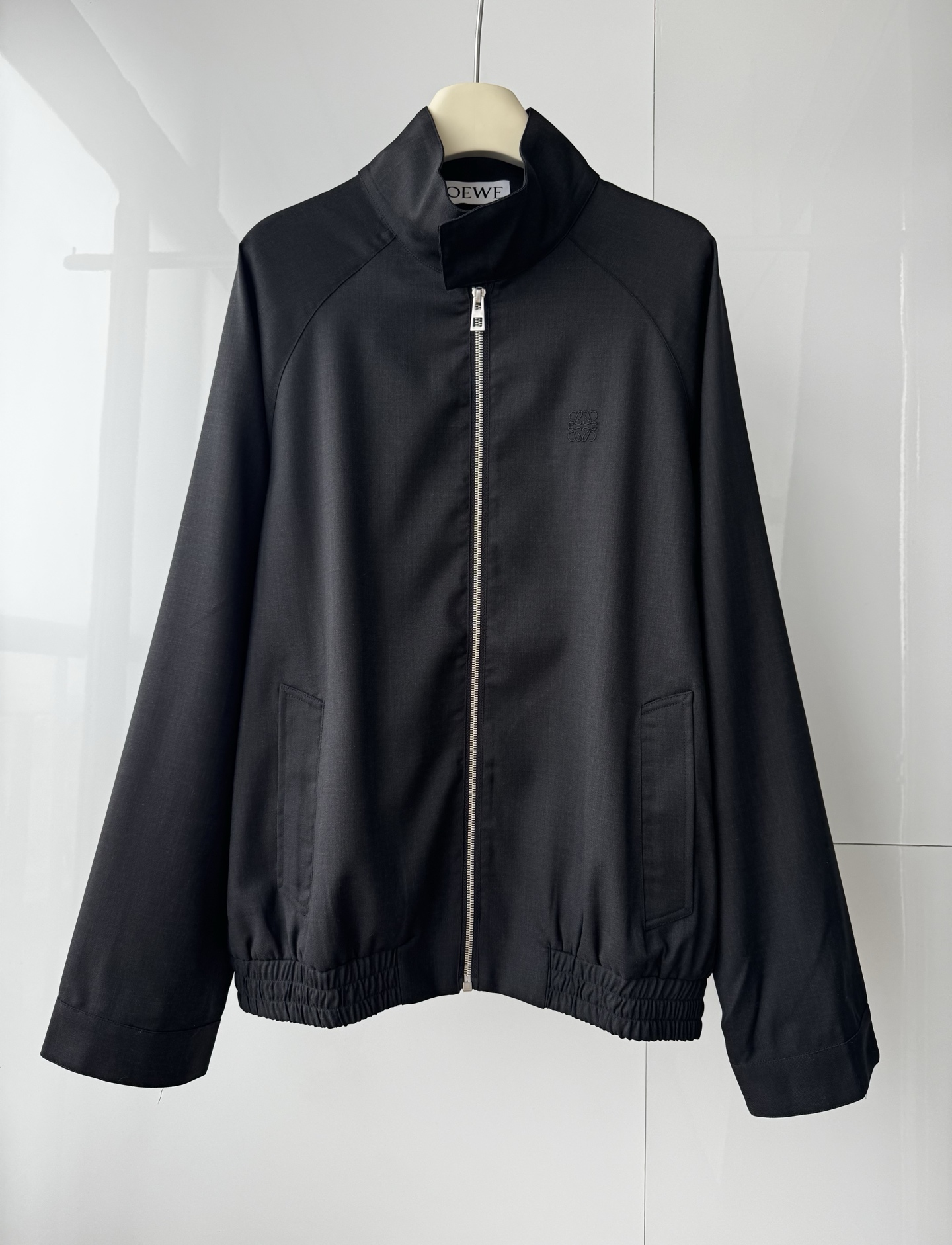 NO:723399,L0EWE Loewe's new suit/can be sold separately. Wool soft thin fabric. Zippered loose raglan jacket. Exquisite small logo graphic embroidery. Customized lettering buttons. Same style for men and women. Versatile and easy to wear. SMLXL, Loewe-clothing, loewe, jackets & coats,19860909L0EWE 罗意威新款套装/可单出 羊毛柔软薄款面料 拉链宽松插肩外套 精致小logo图型刺绣 定做刻字扣子 男女同款 百搭好穿 SMLXL,罗意威-服装,loewe,jackets & coats,,Women's clothing