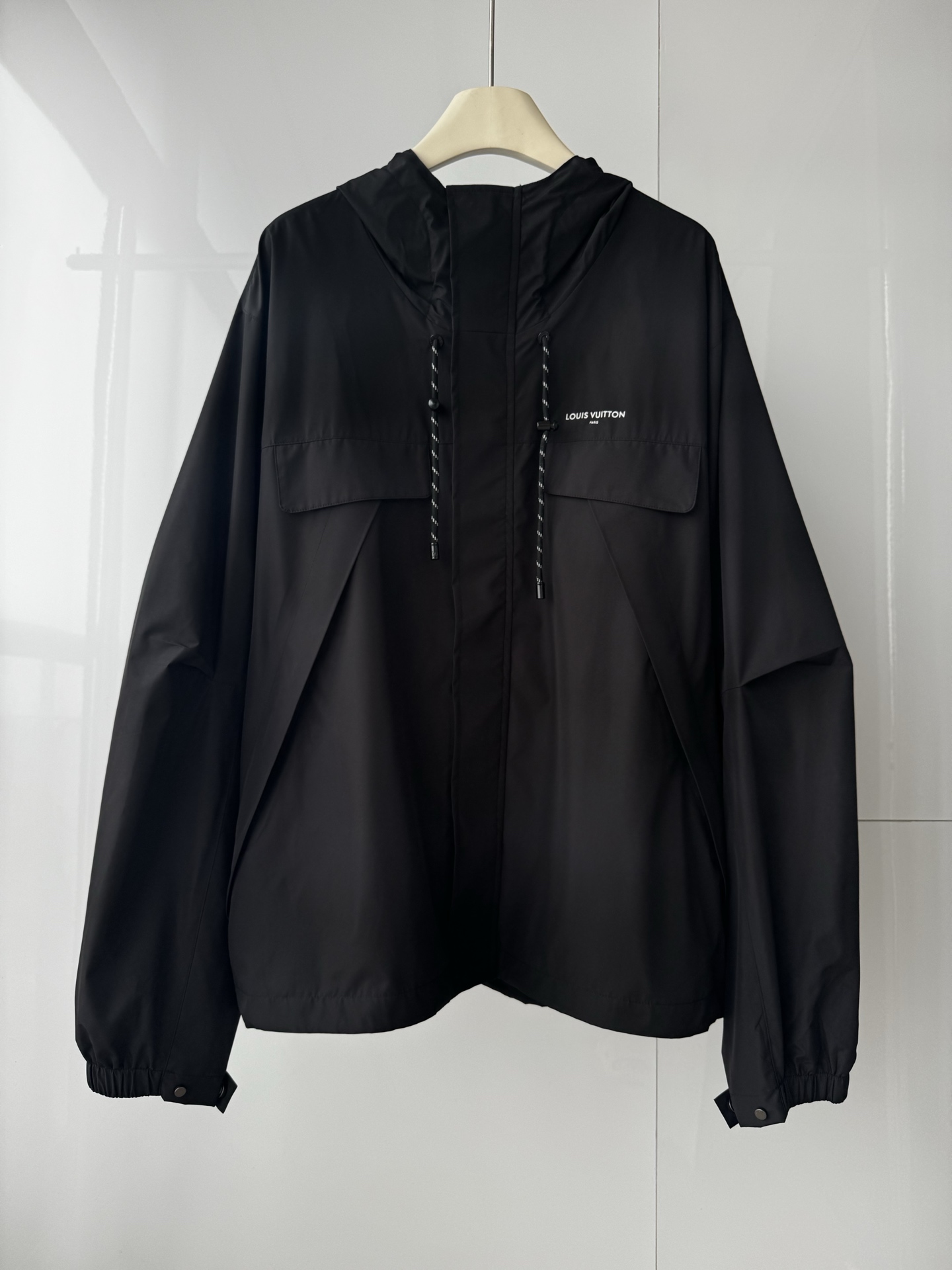 NO:723338,L/V spring new style windbreaker zipper jacket. Imported soft fabric, comfortable upper body. Loose fit. Customized lettering hardware. Single pleat design on sleeves. A jacket with perfect details and design. Same style for men and women. SMLXL, Louis Vuitton-clothing, louis vuitton, jackets & coats,19860909L/V 春装新款风衣拉链外套 进口柔软面料上身舒适 宽松版型 定做刻字五金 衣袖单褶设计 细节完美且有设计的一款外套 男女同款 SMLXL,路易威登-服装,louis vuitton,jackets & coats,,Women's clothing