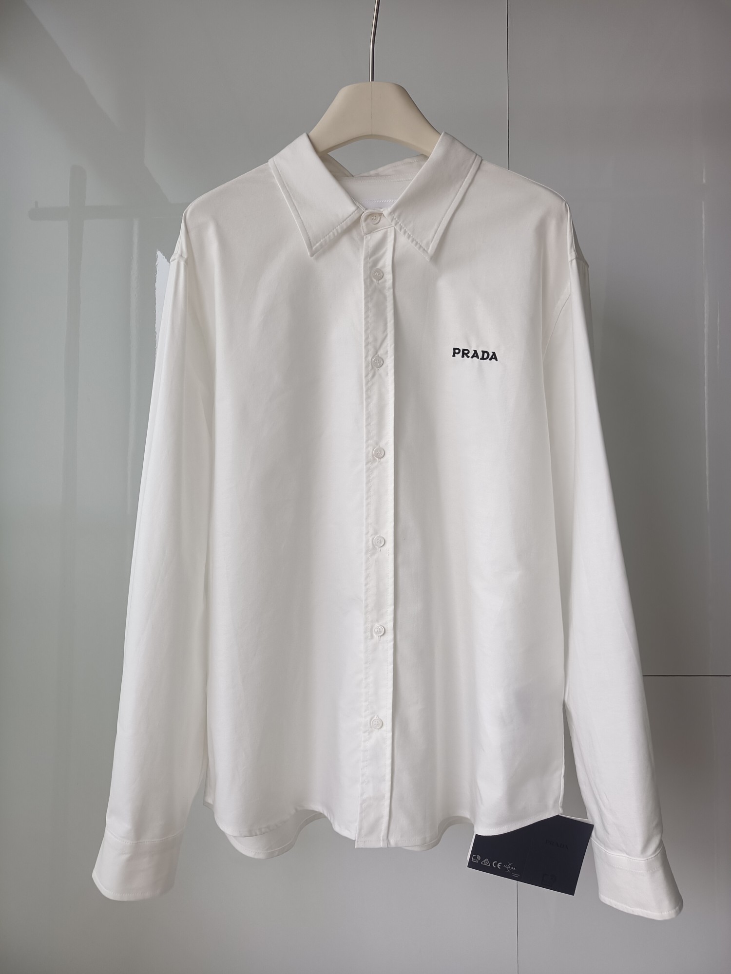 NO:723350,PRA** new cotton and linen simple shirt, logo black font embroidery, lettering buttons, high-quality cotton and linen fabric upper body, comfortable and textured, same style for men and women SMLXL, Prada-clothing, prada, prada, shirts,19860909PRA**新款棉麻简约衬衫 logo黑色字体刺绣 刻字扣子 高品质棉麻面料上身舒适显质感 男女同款 SMLXL,普拉达-服装,prada,prada,shirts,,Women's clothing