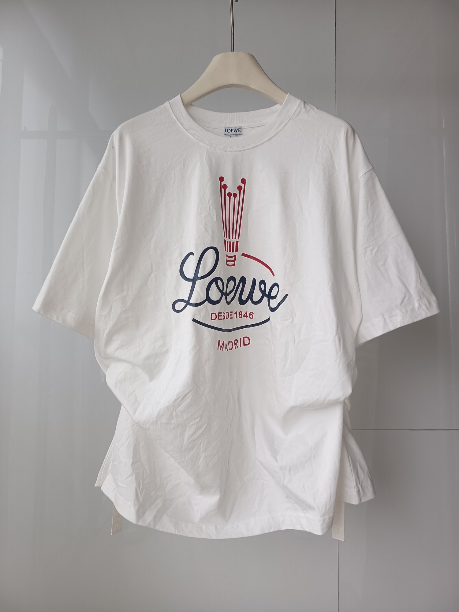 NO:784760,LOEW** Loewe's new summer clothing, loose round neck short sleeves, pleated distressed design, adjustable shrinkage on both sides, crown logo printing, same style for men and women, loose fit, blue, white, SMLXL, Loewe-clothing, loewe, loewe, T-shirt,19860909LOEW** 罗意威夏装新款宽松圆领短袖 皱褶做旧设计 两侧可调节收缩 皇冠logo印花 男女同款 宽松版型 兰色 白色 SMLXL,罗意威-服装,loewe,loewe,T-shirt,,Women's clothing