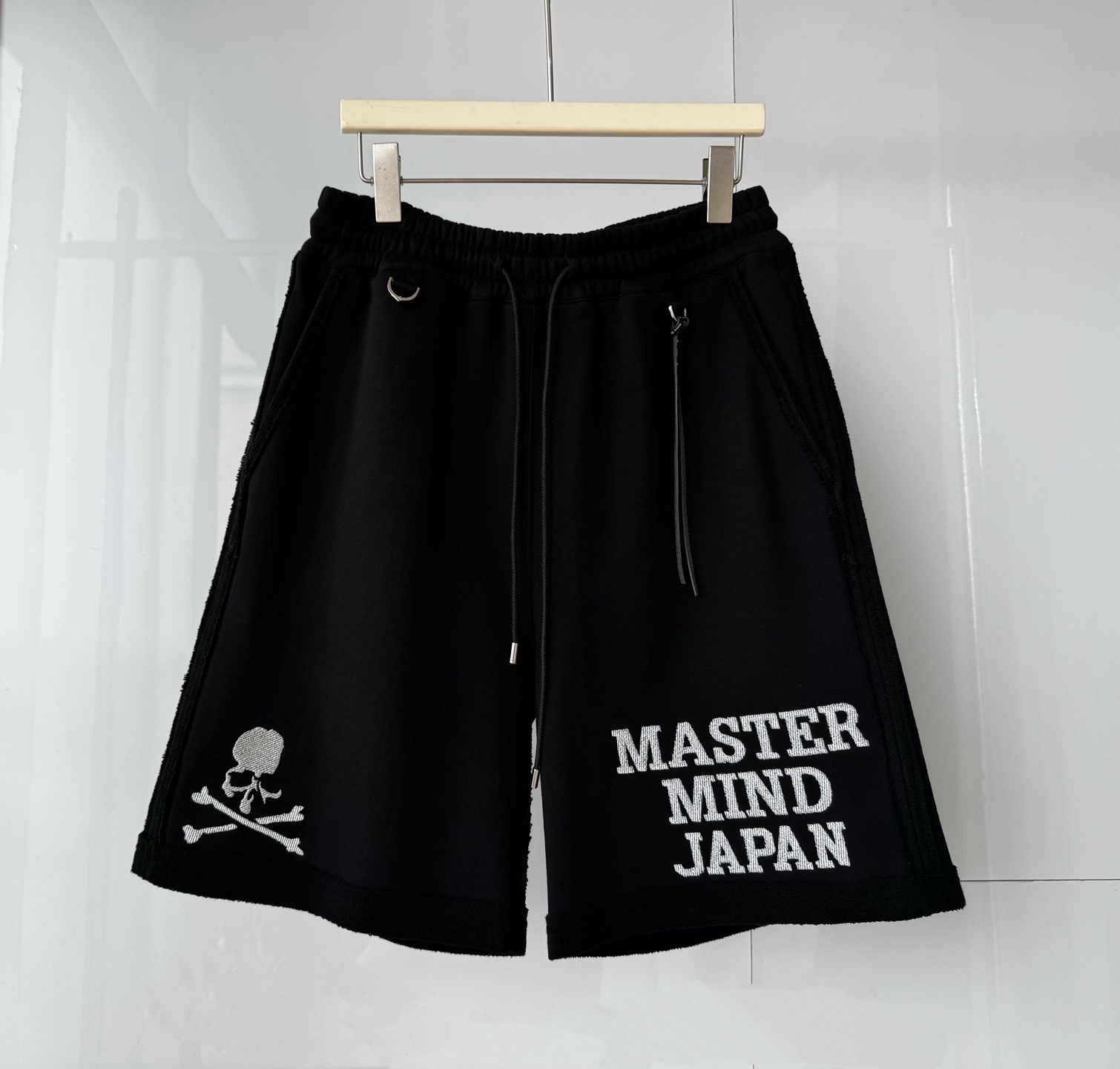 NO:784611,master mind MMJ dark loose casual shorts, burnt patch pockets, silver thread skull letter embroidery, loose fit, versatile casual SMLXL, women's clothing, shorts,19860909master mind MMJ暗黑系宽松休闲短裤 烧花贴布口袋 银线骷髅头字母刺绣 宽松版型 百搭休闲 SMLXL,女装,shorts,,Women's clothing