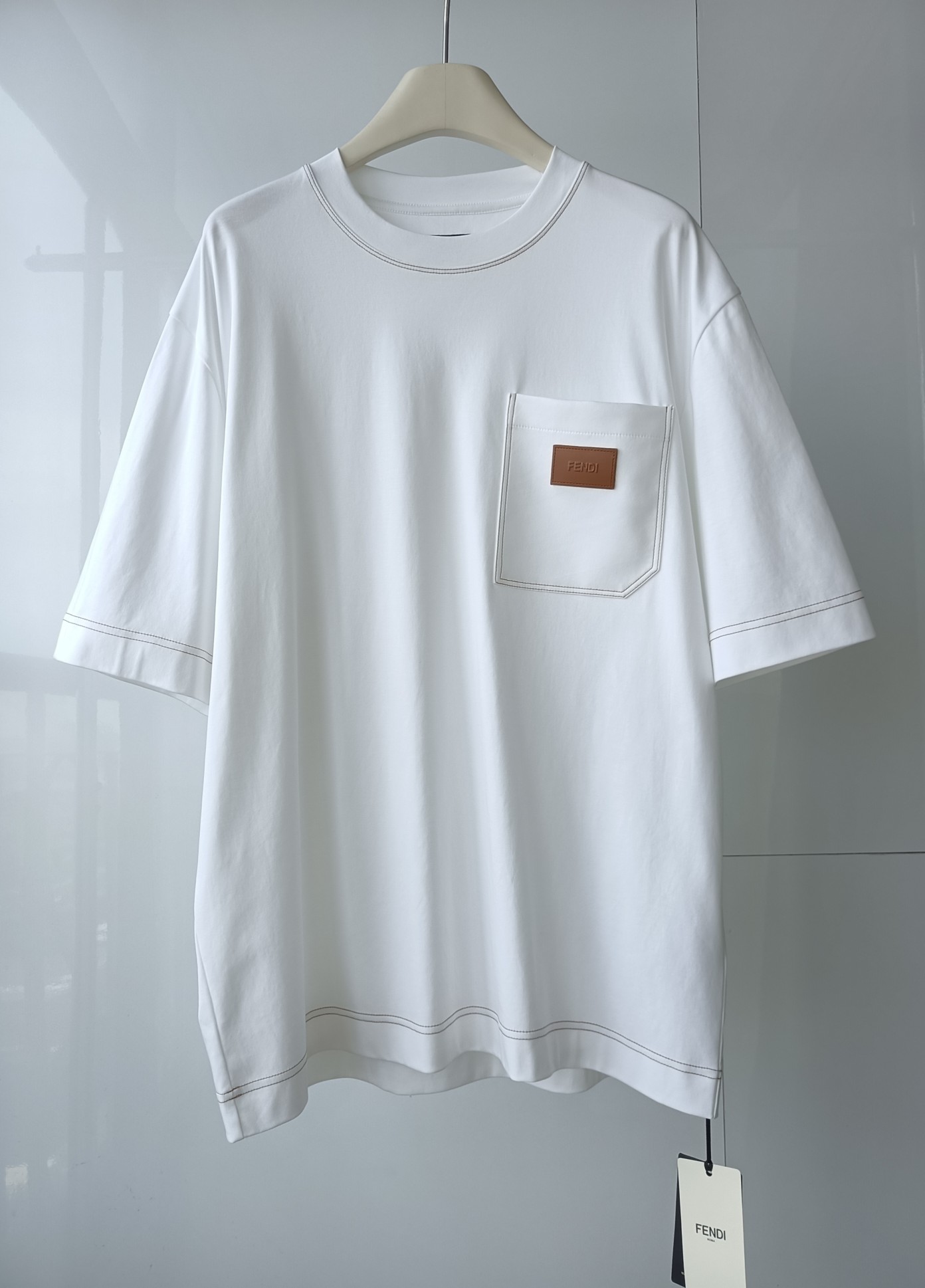 NO:820524,FD new summer clothing, loose round neck short sleeves, soft cotton fabric, leather badge pocket on left chest, contrasting color topstitch design, simple and elegant, versatile SMLXL, Fendi-clothing, fendi, T-shirt,19860909FD 夏装新品宽松圆领短袖 柔软纯棉面料 左胸皮革徽章口袋 对比色明线设计 简约大气百搭 SMLXL,芬迪-服装,fendi,T-shirt,,Women's clothing