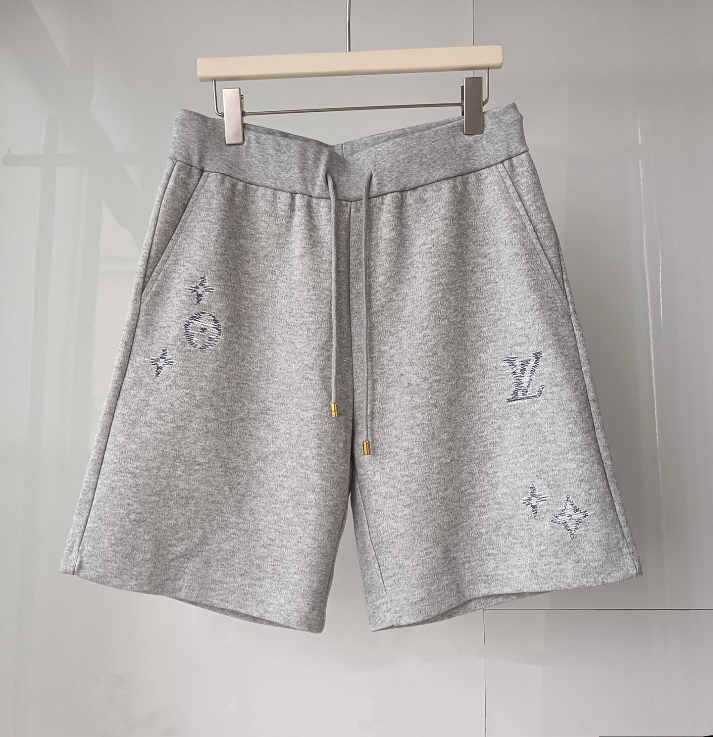 NO:864490,L/V new summer casual shorts, light gray sports breathable fabric, logo graphic embroidery, versatile style SMLXL, Louis Vuitton-clothing, louis vuitton, shorts,19860909L/V夏装新款休闲短裤 浅灰色运动透气面料 logo图型刺绣 百搭款 SMLXL,路易威登-服装,louis vuitton,shorts,,Women's clothing