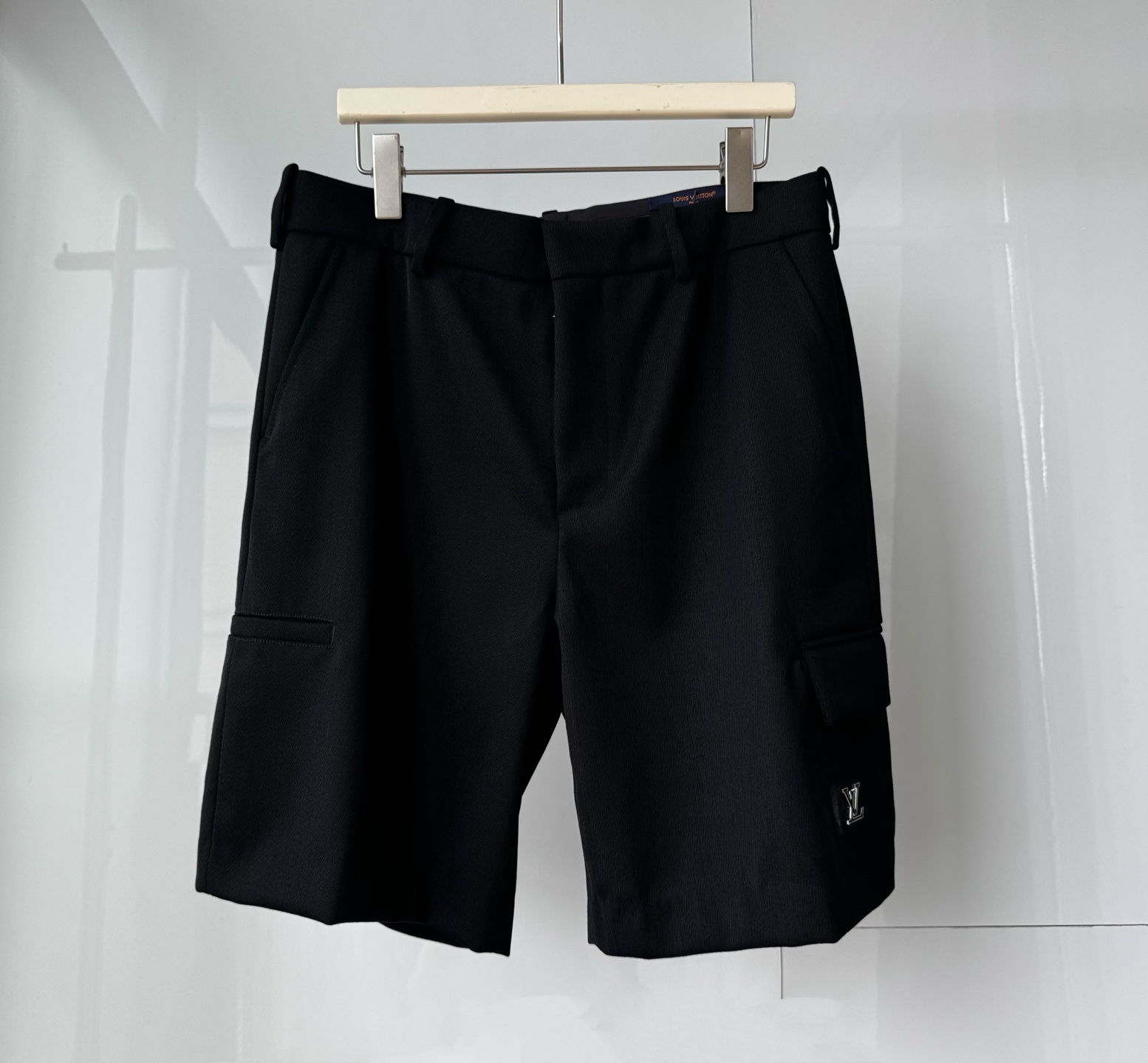 NO:864500,L/V summer new style trousers and shorts. Customized hardware. Wool blended fabric. Temperament style. Versatile and easy to wear. Logo webbing design on the inside. Perfect details. SML, Louis Vuitton-clothing, louis vuitton, shorts,19860909L/V夏装新款西裤短裤 定做五金 羊毛混纺面料 气质款 百搭好穿 内里logo织带包边设计 细节完美 SML,路易威登-服装,louis vuitton,shorts,,Women's clothing
