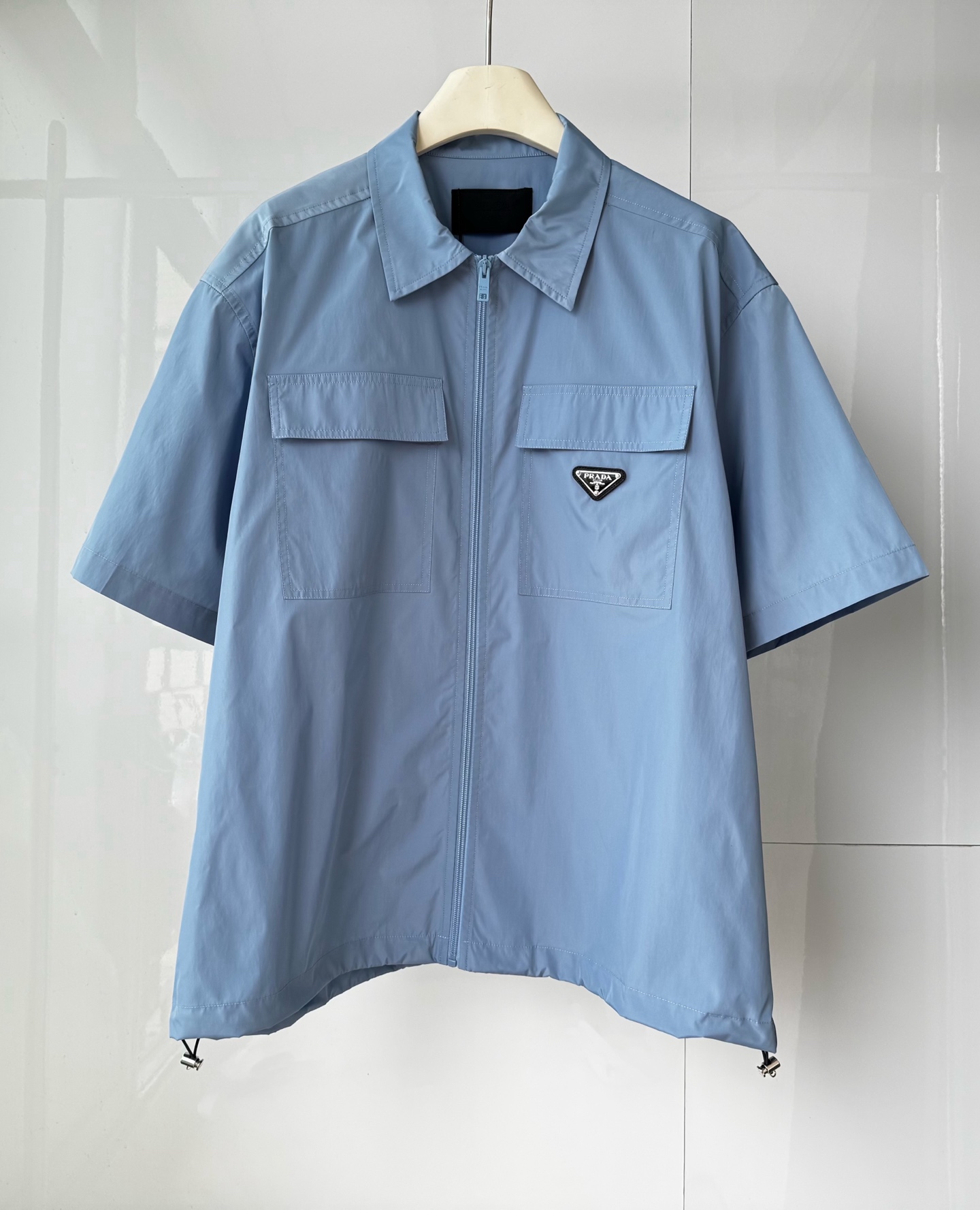 NO:864466,PRA** New short-sleeved zipper shirt Can be worn alone or stacked Pocket triangle logo decoration Hem can be adjusted and loose Customized logo hardware Loose and casual Unisex style SMLXL, Prada-clothing, prada, prada, shirts, T-shirt,19860909PRA** 新款短袖拉链衬衫 可单穿或叠搭 口袋三角徽标饰 下摆可调节宽松 定做logo五金 宽松休闲 男女同款 SMLXL,普拉达-服装,prada,prada,shirts,T-shirt,,Women's clothing