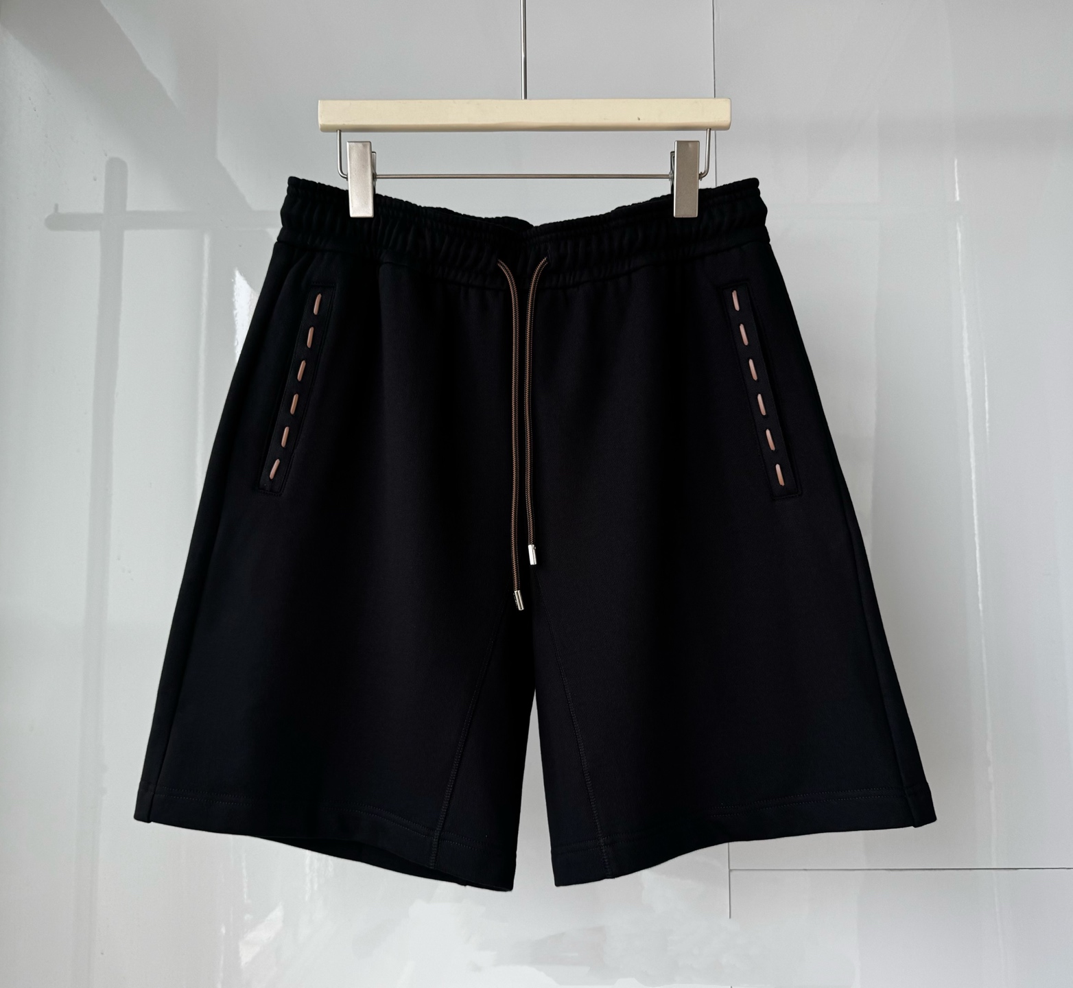 NO:886070,FD new summer style loose casual shorts, pockets with hand-made string decoration, lettering hardware, logo leather plate decoration, versatile black SMLXL, Fendi-clothing, fendi, shorts,19860909FD 夏装新款宽松休闲短裤 口袋手工穿绳饰 刻字五金 logo皮牌饰 百搭好穿黑色 SMLXL,芬迪-服装,fendi,shorts,,Women's clothing