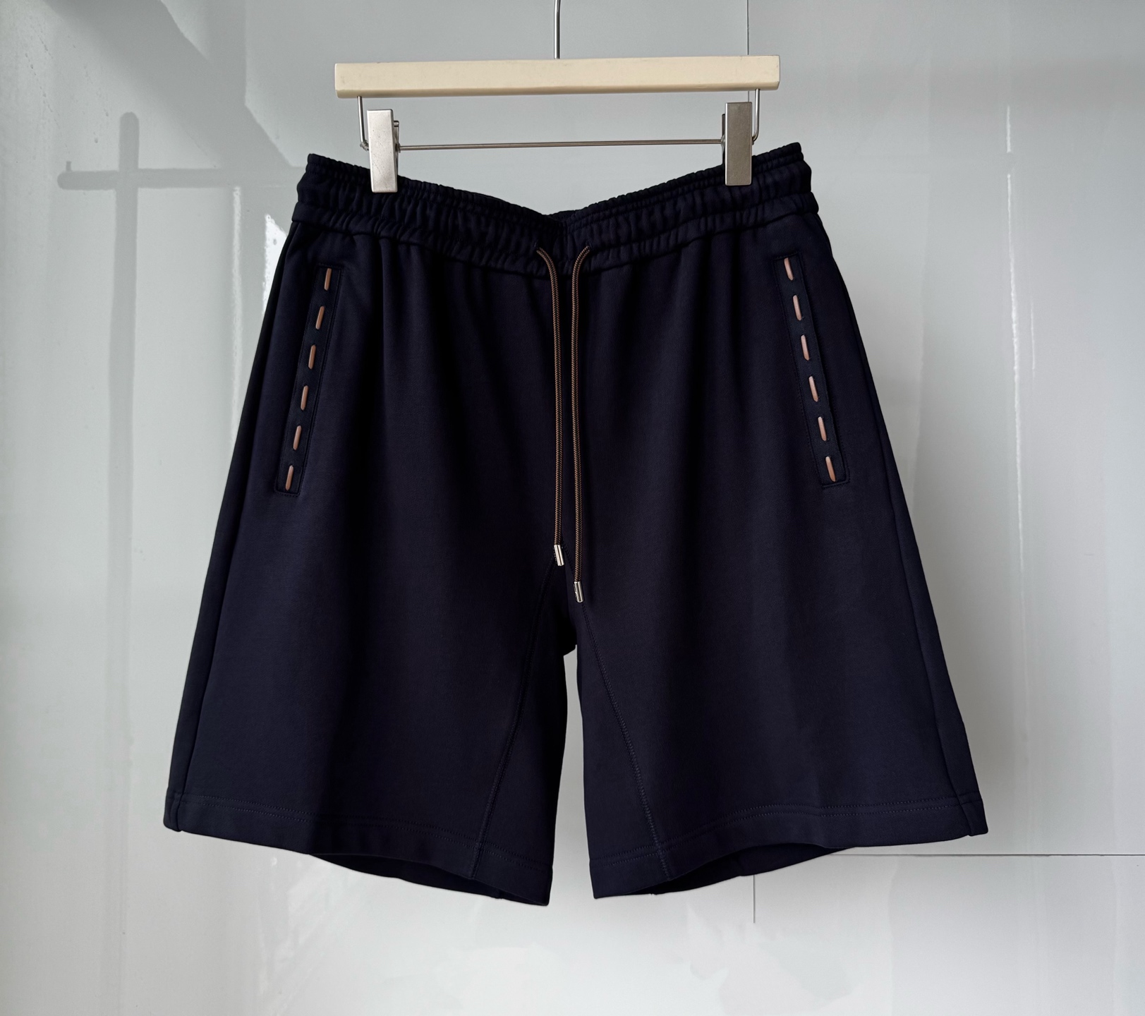 NO:886081,FD summer new style loose casual shorts, pockets with hand-made string decoration, lettering hardware, logo leather plate decoration, versatile blue SMLXL, Fendi-clothing, fendi, shorts,19860909FD 夏装新款宽松休闲短裤 口袋手工穿绳饰 刻字五金 logo皮牌饰 百搭好穿蓝色 SMLXL,芬迪-服装,fendi,shorts,,Women's clothing