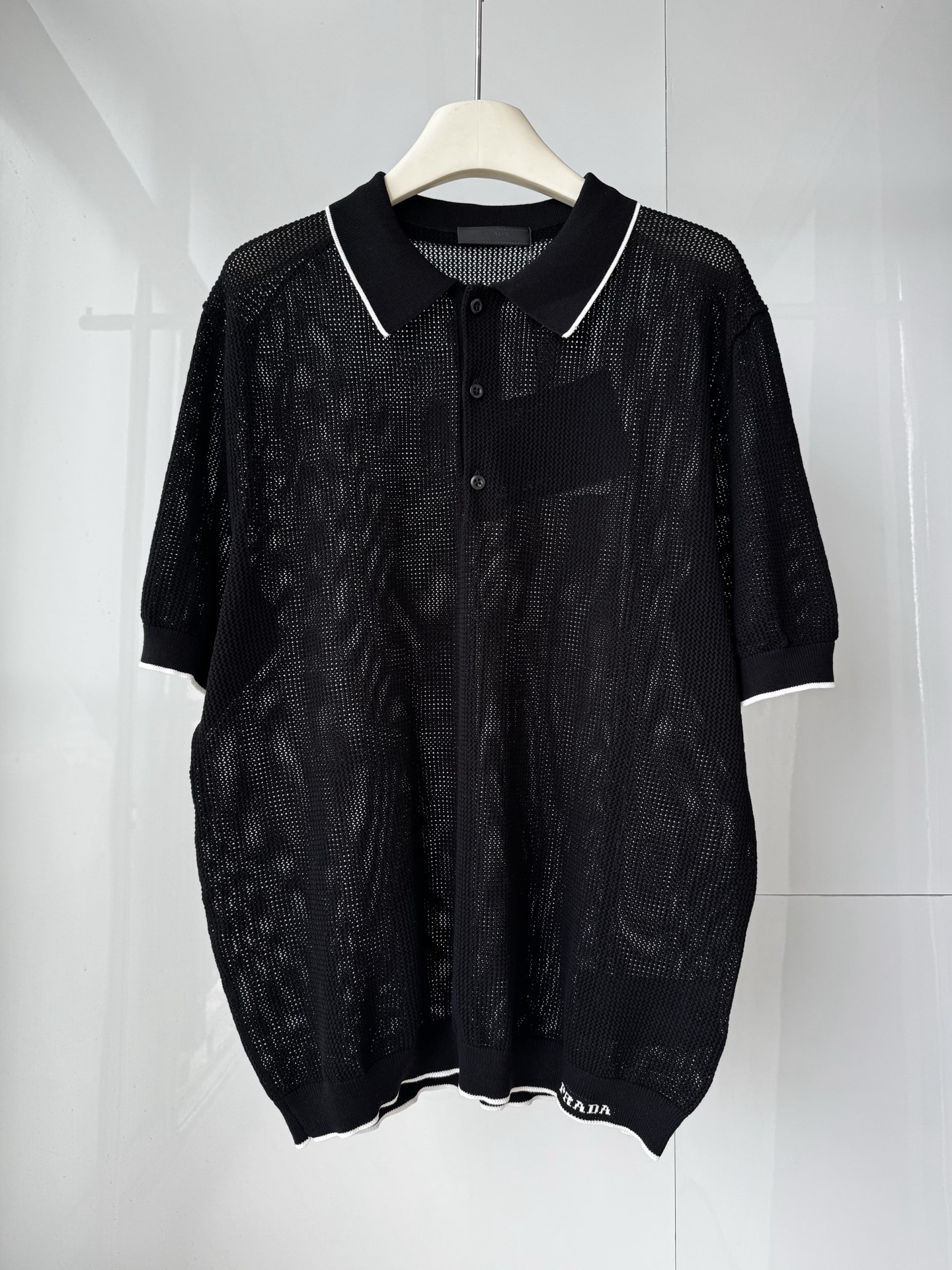 NO:886970,PRA** Prada summer new old money style knitted polo shirt, silk cotton hollow color matching design, hem logo flower design, casual and versatile SMLXL, Prada-clothing, prada, prada,19860909PRA** 普拉达夏装新款老钱风针织polo衫 丝绸棉质镂空拼色设计 下摆logo篏花设计 休闲百搭 SMLXL,普拉达-服装,prada,prada,,Women's clothing